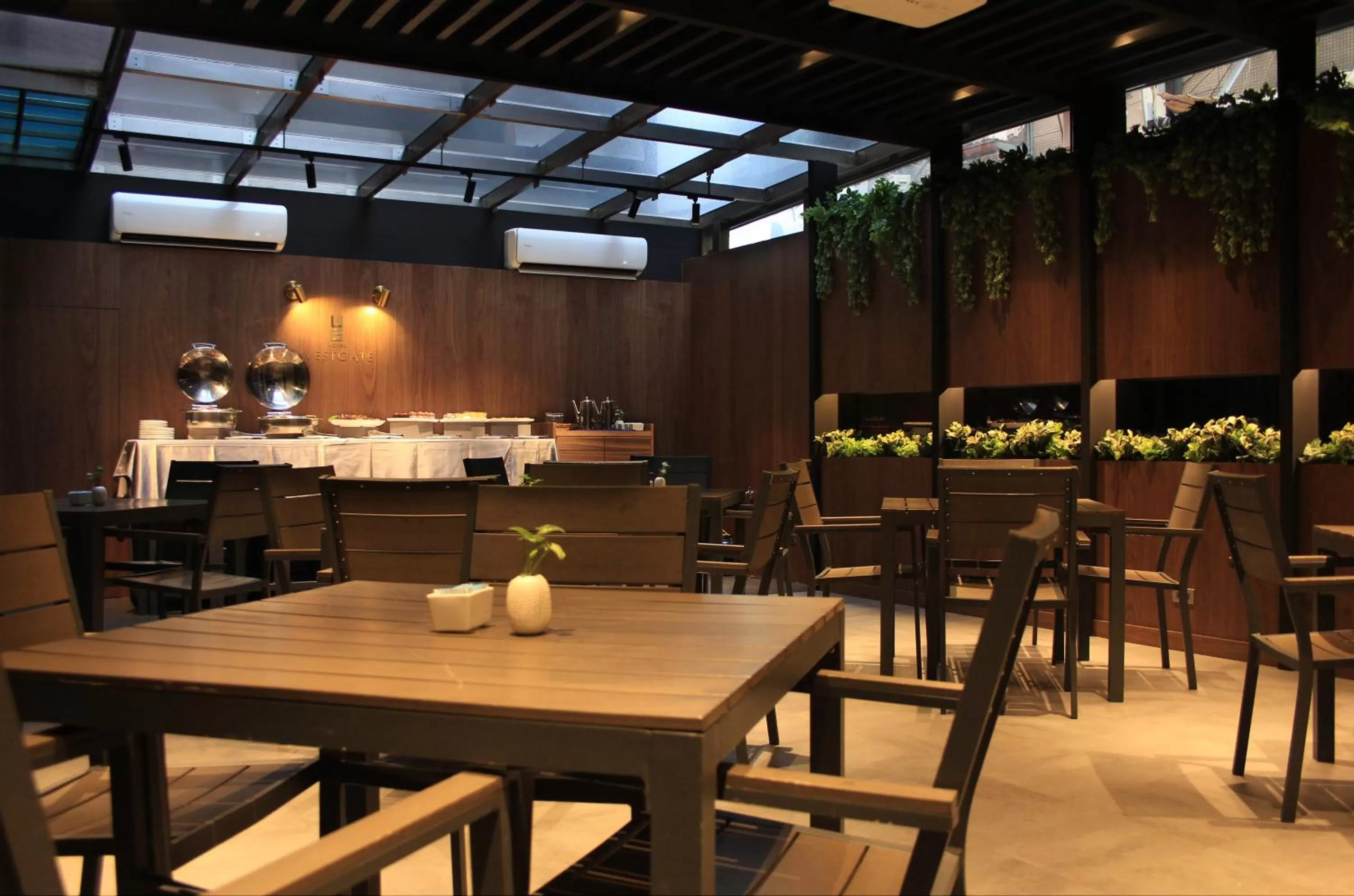 Restaurant/places to eat in WESTGATE Hotel