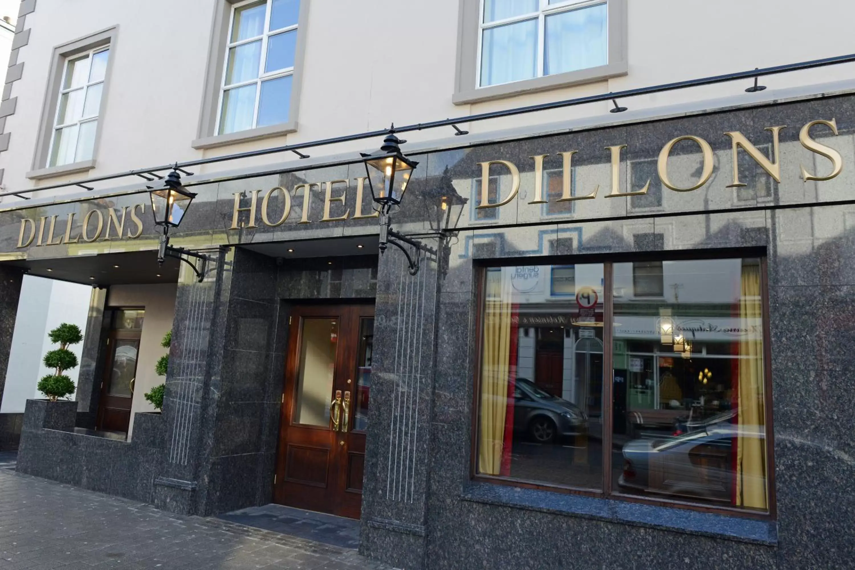 Facade/entrance in Dillon’s Hotel