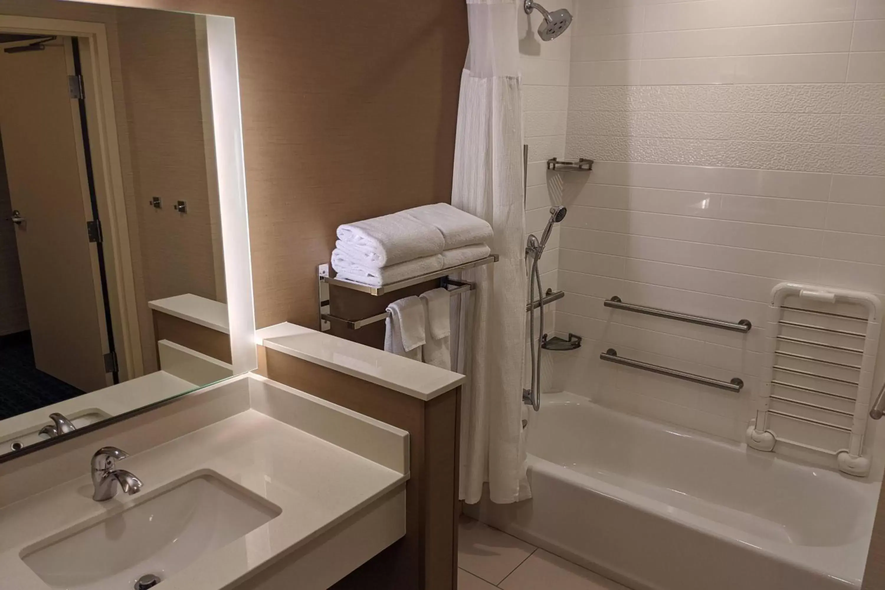 Bathroom in Fairfield Inn & Suites by Marriott Phoenix Tempe/Airport