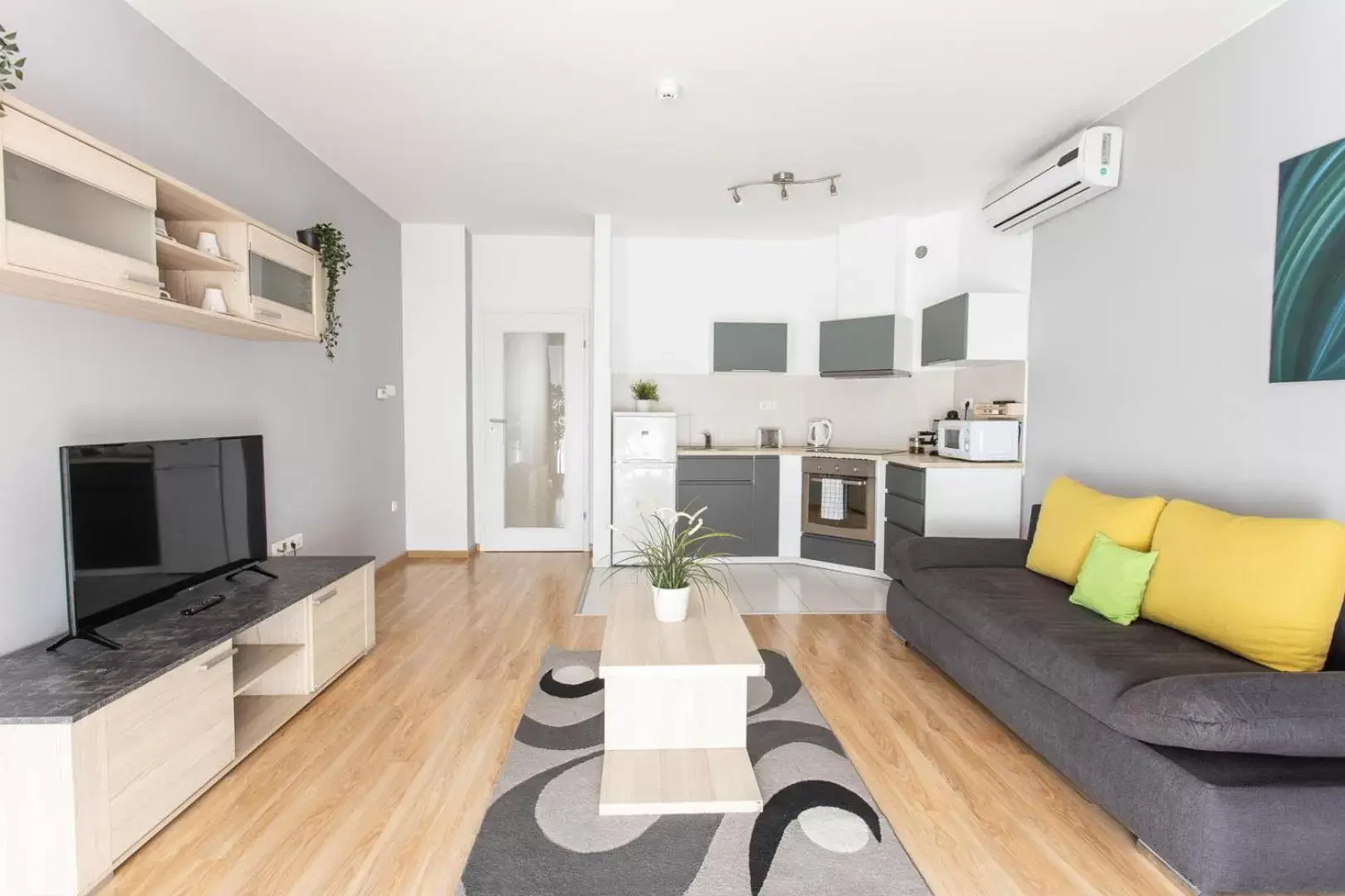 Kitchen or kitchenette, Seating Area in Corvin Plaza Apartments & Suites