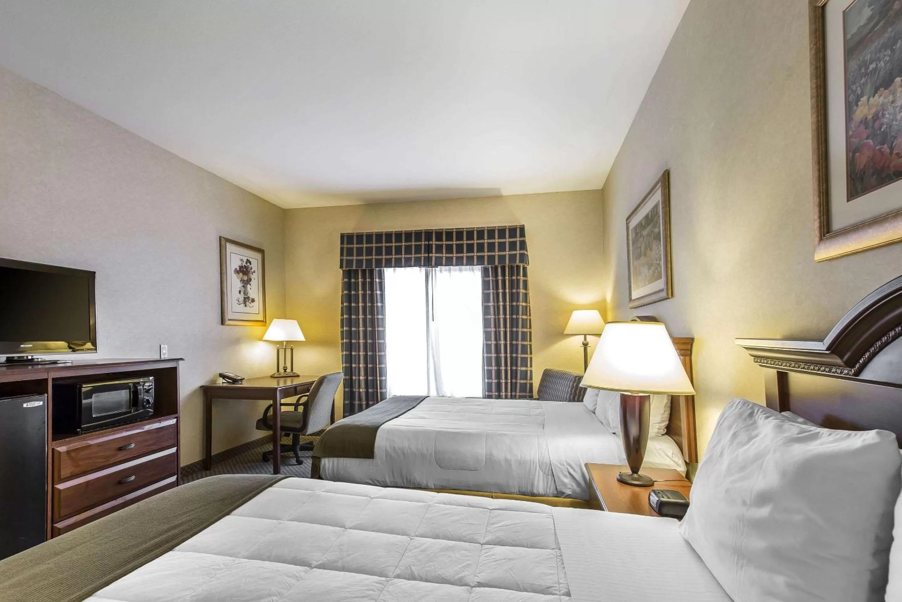 Photo of the whole room, Bed in Oasis Inn & Suites 29 Palms Hotel Joshua Tree National Park