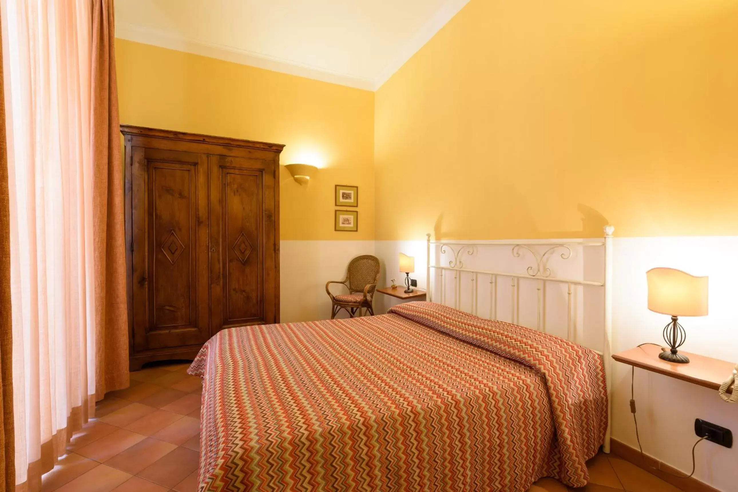 Bedroom, Bed in Hotel Mergellina