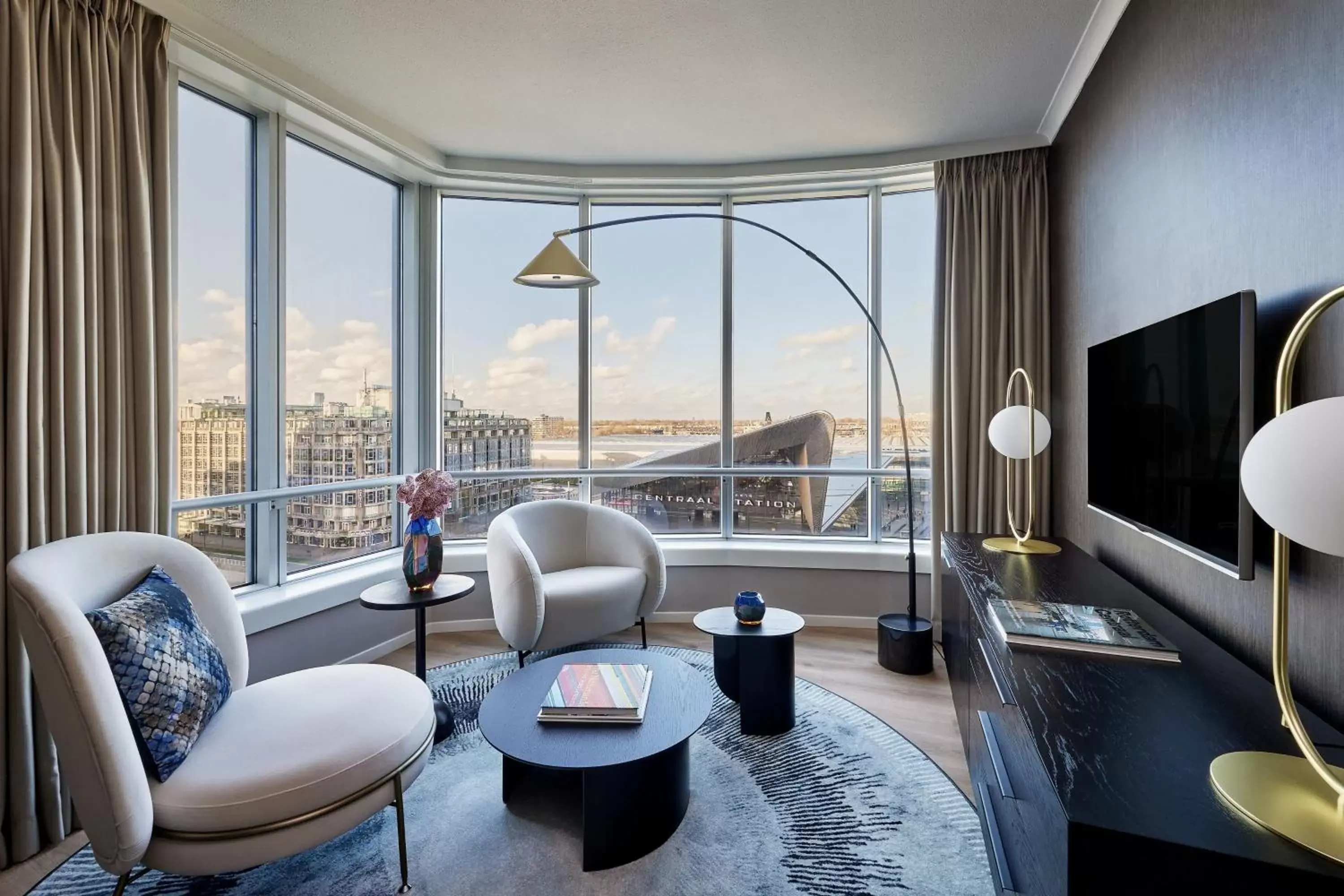 Living room, Seating Area in Rotterdam Marriott Hotel