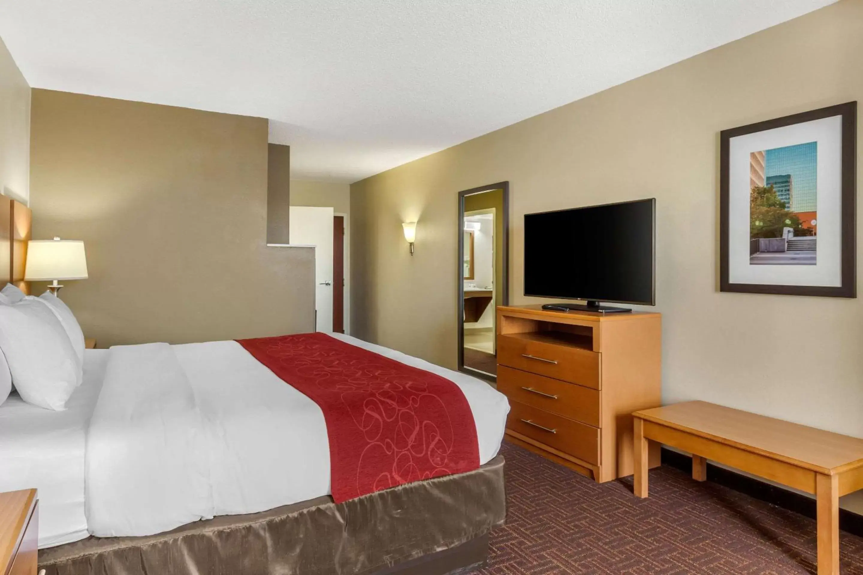 Photo of the whole room, Bed in Comfort Suites Hanes Mall