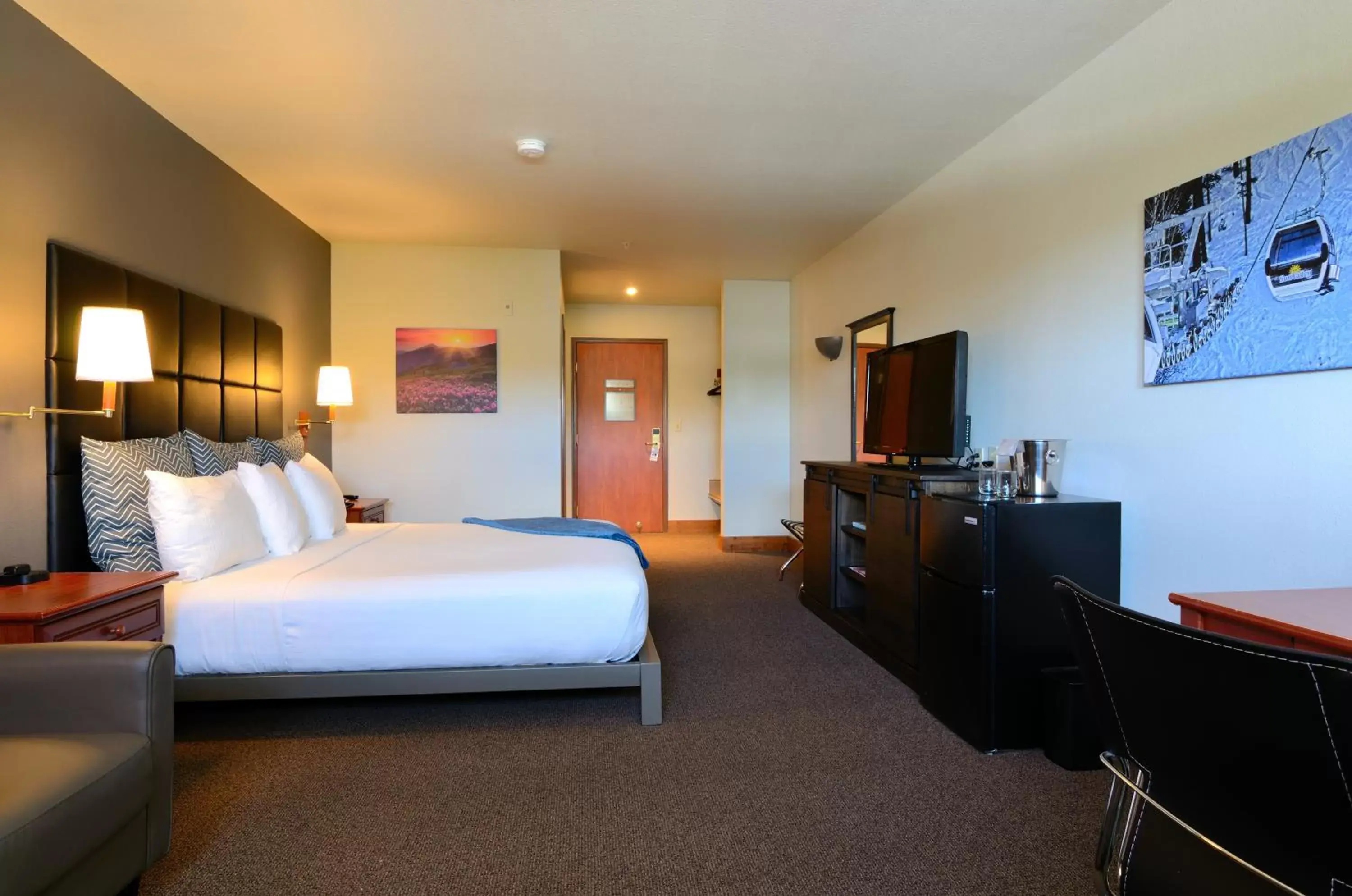 Bedroom, TV/Entertainment Center in Wood River Inn & Suite