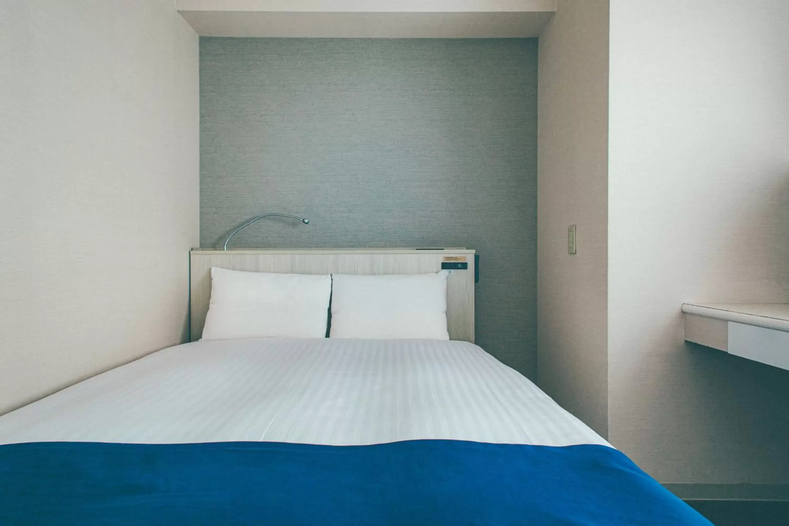 Bed in Hamilton Hotel Blue