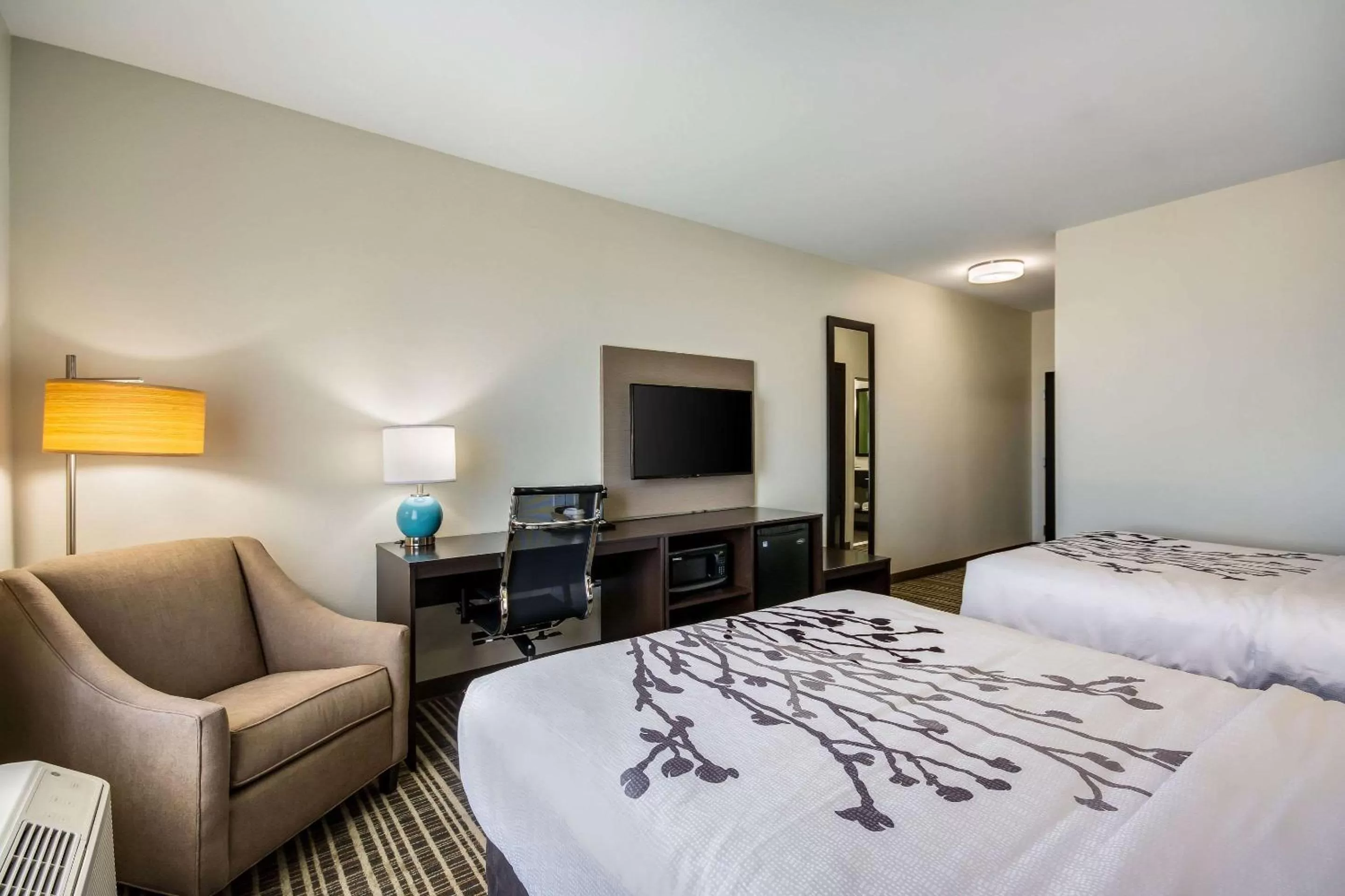 Photo of the whole room, Bed in Sleep Inn & Suites Yukon Oklahoma City