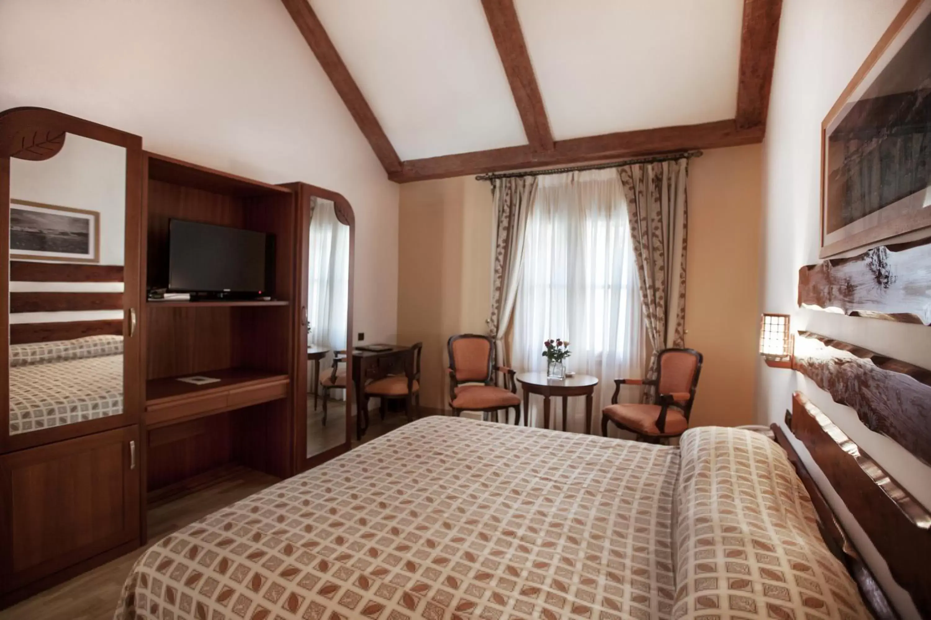 Bed, TV/Entertainment Center in Grand Hotel Villa de France