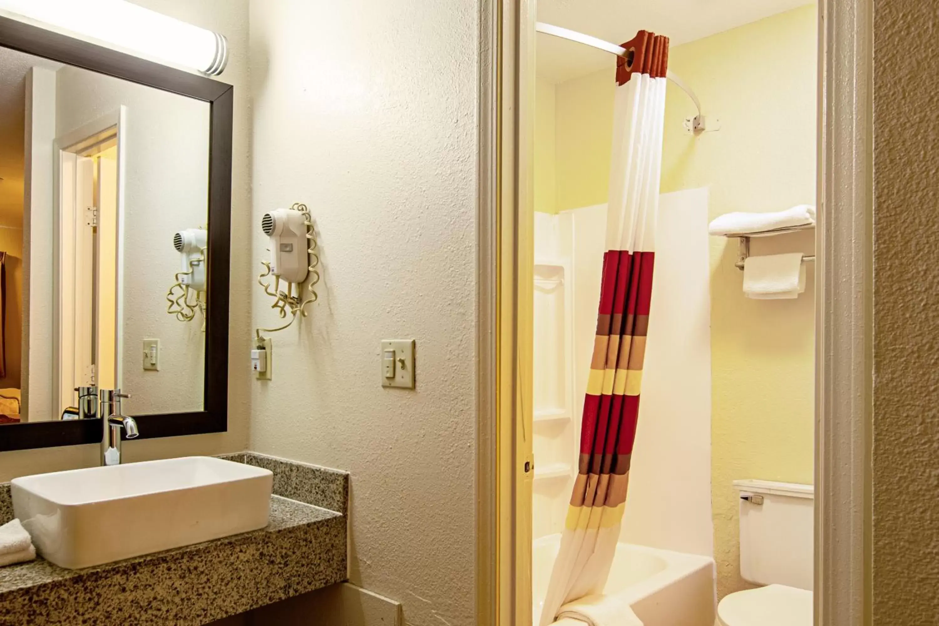 Bathroom in Red Roof Inn Scottsburg