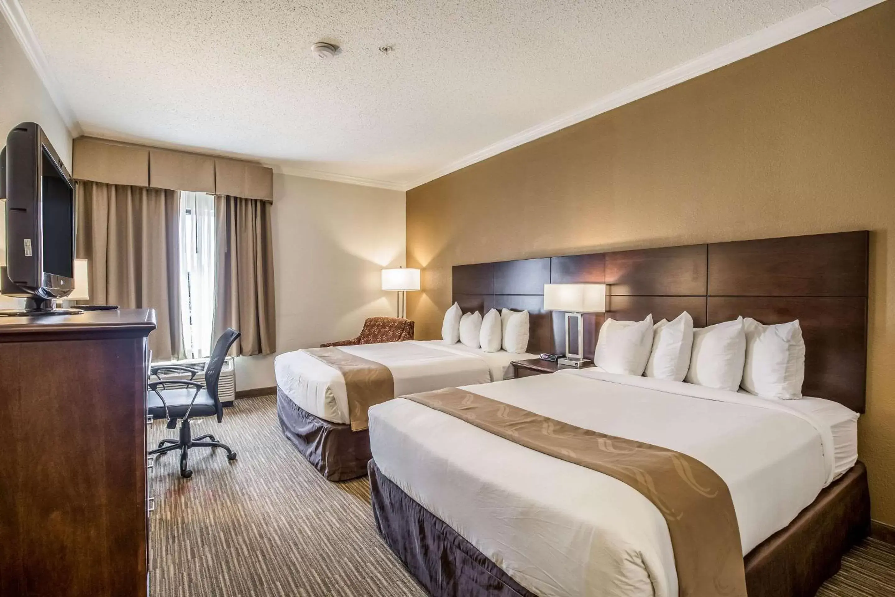 Photo of the whole room, Bed in Quality Inn and Suites Seabrook - NASA - Kemah