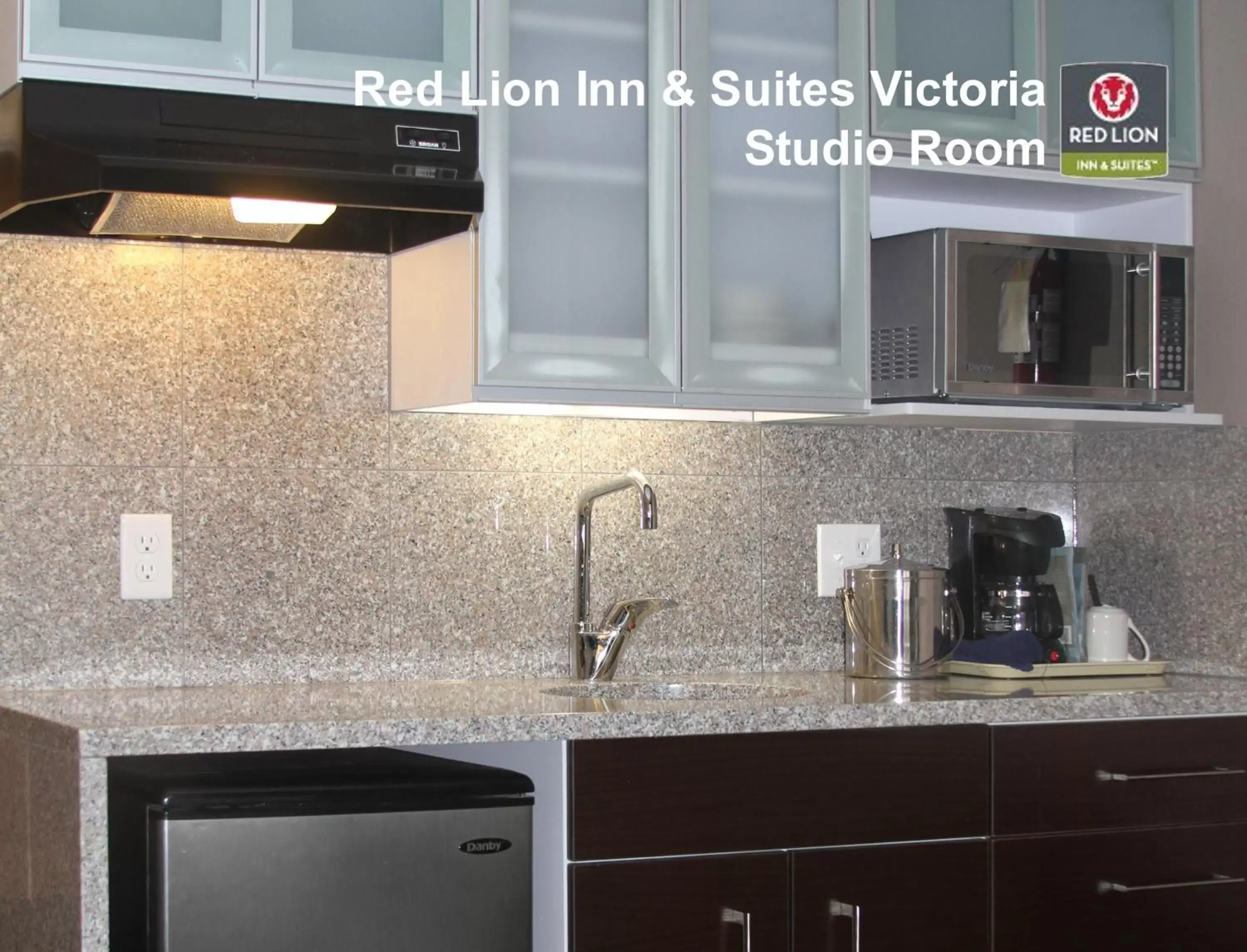 Kitchen or kitchenette, Kitchen/Kitchenette in Red Lion Inn and Suites Victoria