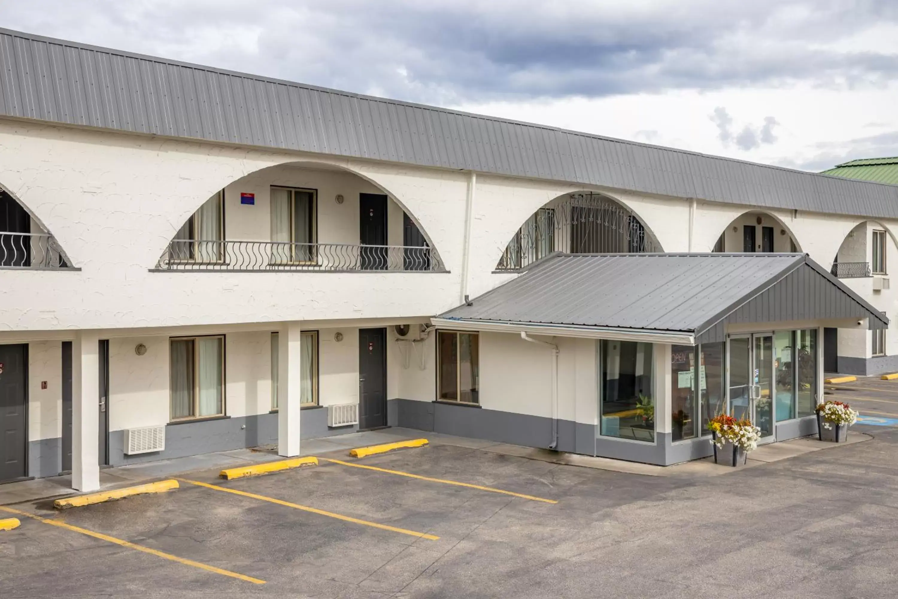 Property Building in Howard Johnson by Wyndham Downtown Kamloops