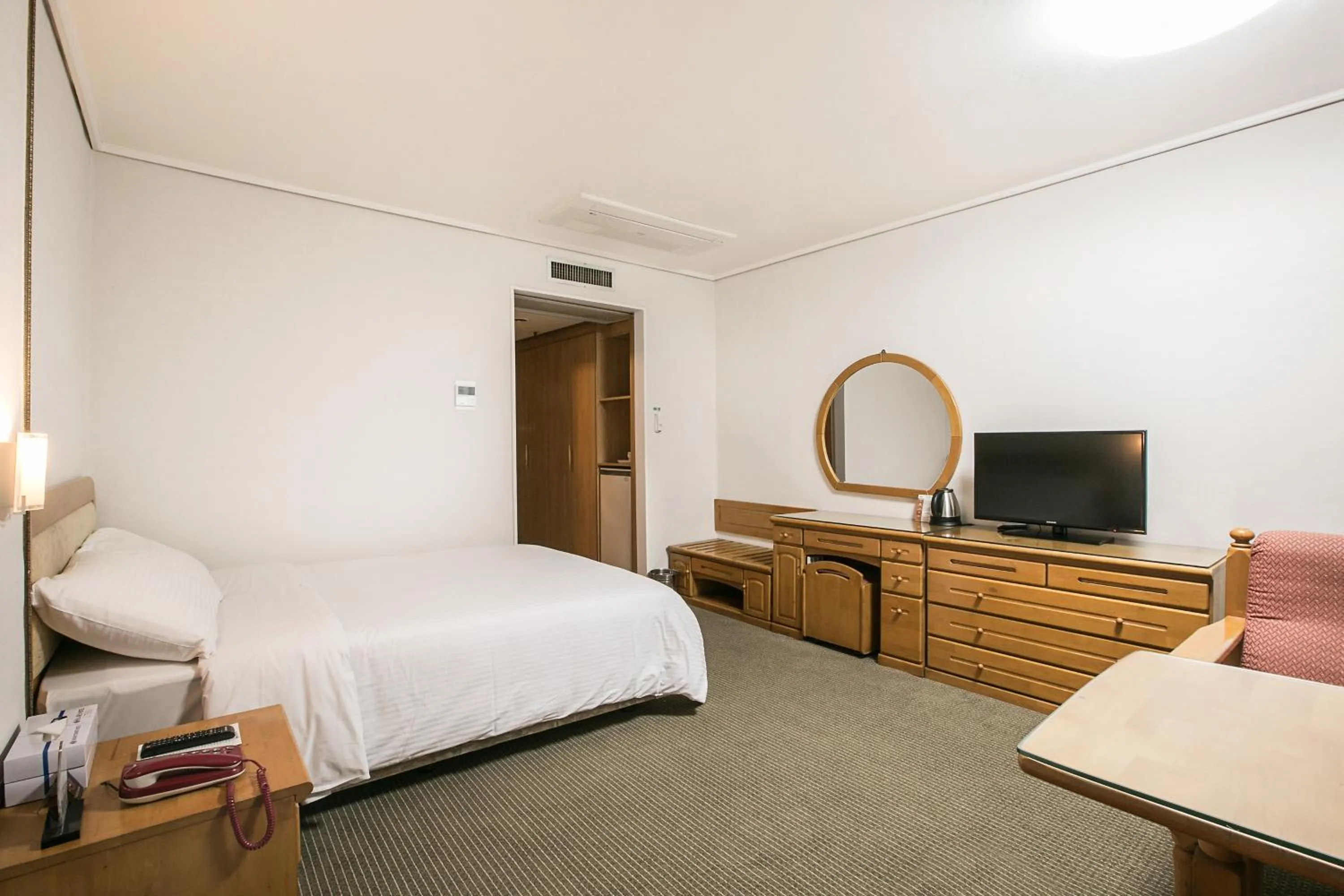 Bedroom, Bed in Busan Tourist Hotel