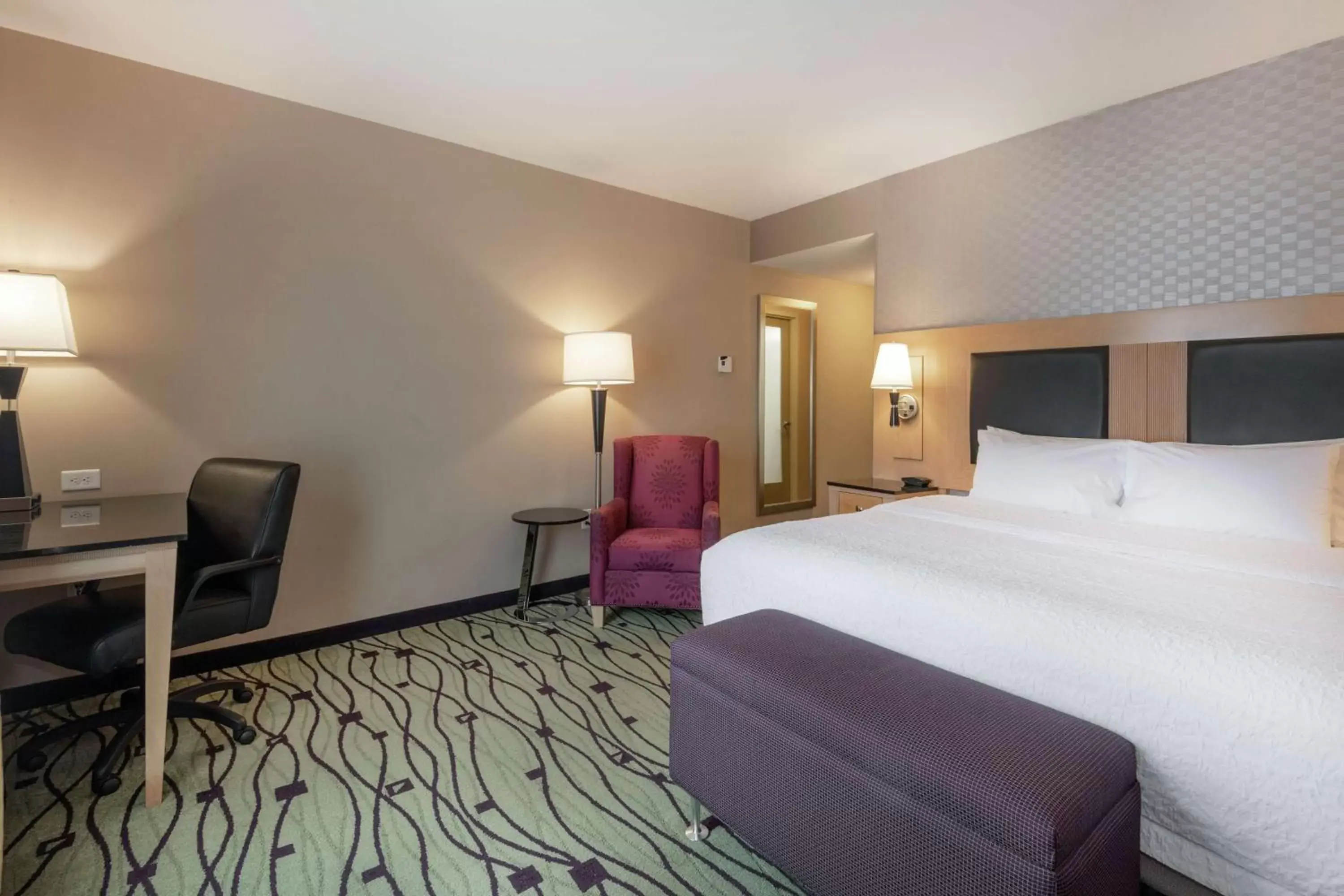 Bedroom, Bed in Hampton Inn & Suites Crabtree