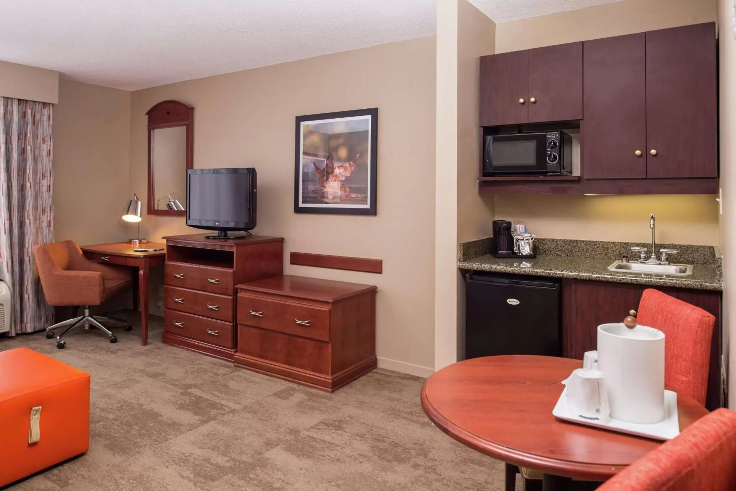 Bedroom, TV/Entertainment Center in Hampton Inn Columbia Northeast-Fort Jackson Area