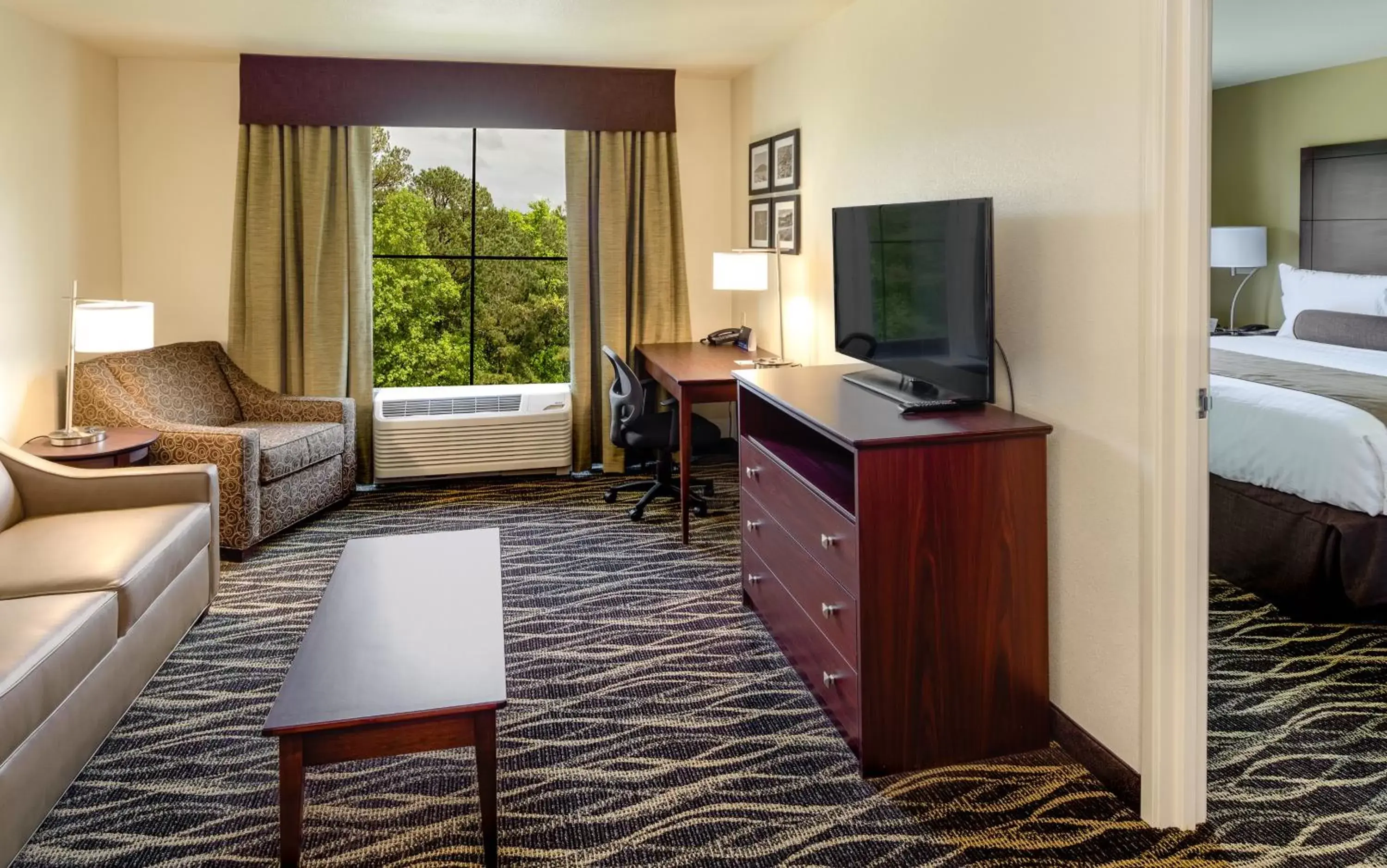 Bed, Seating Area in Cobblestone Inn & Suites Fairfield Bay