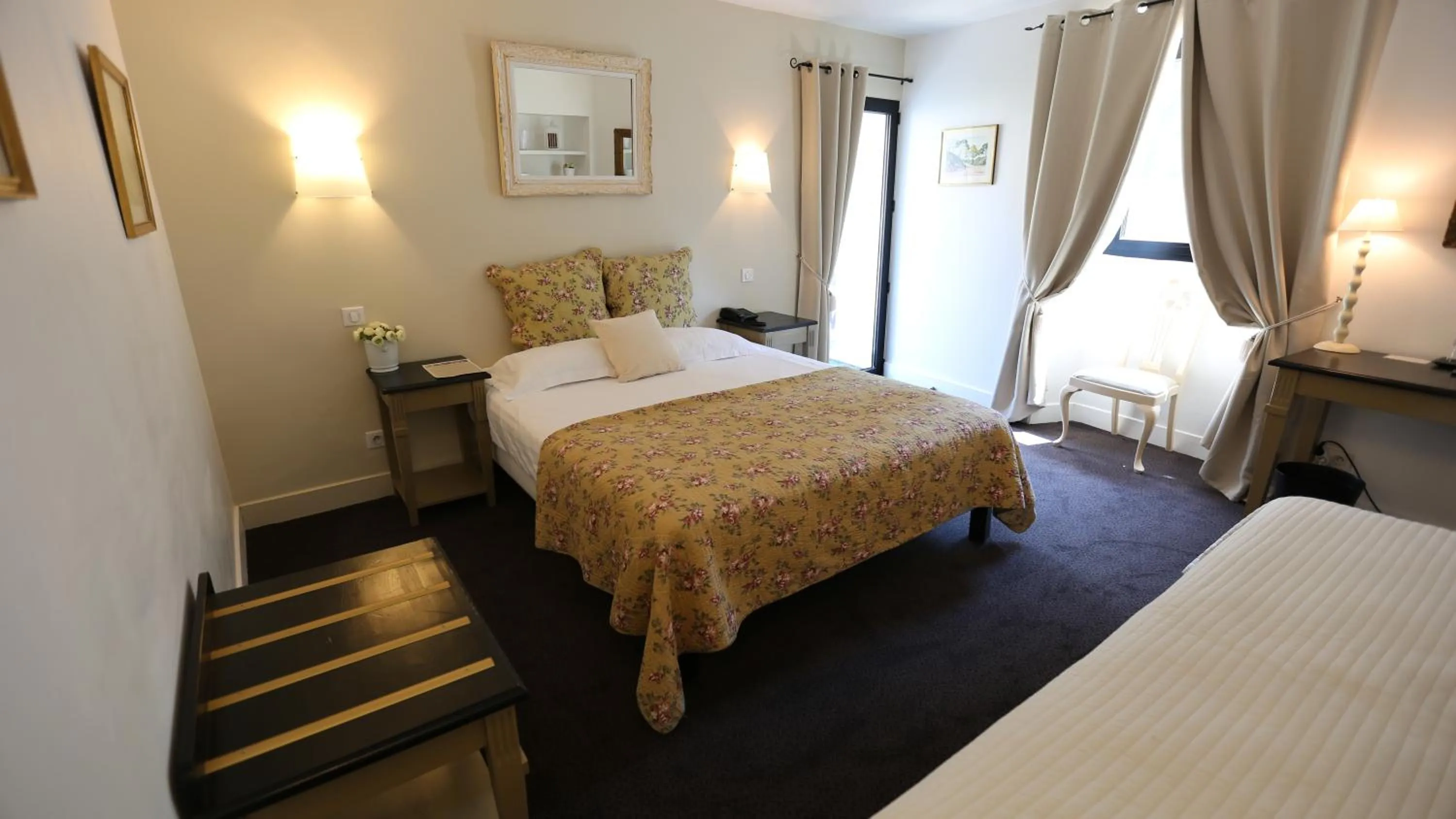 Bed in Logis Hôtel Restaurant du Parc