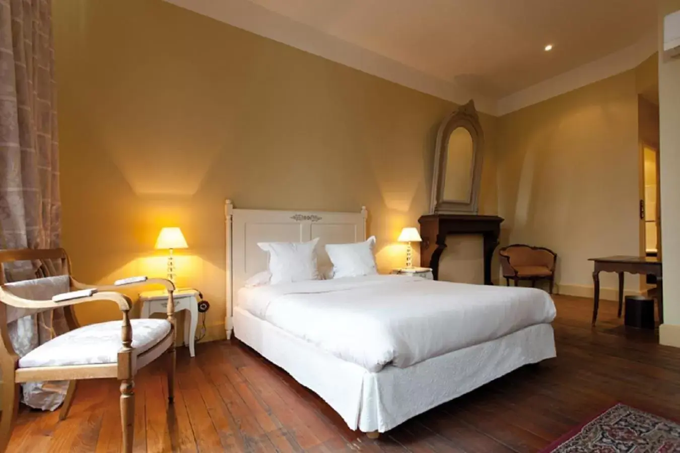 Bedroom, Bed in Hostellerie du Coq d'Or