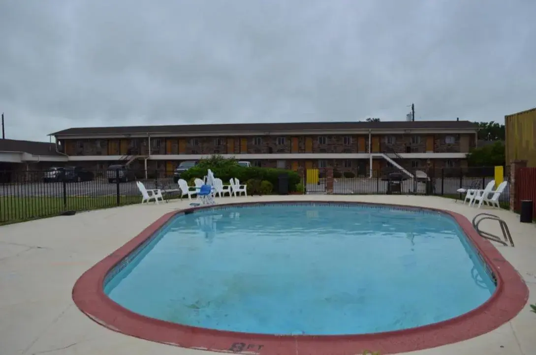 Swimming pool, Property Building in Americas Best Value Inn - Stephenville