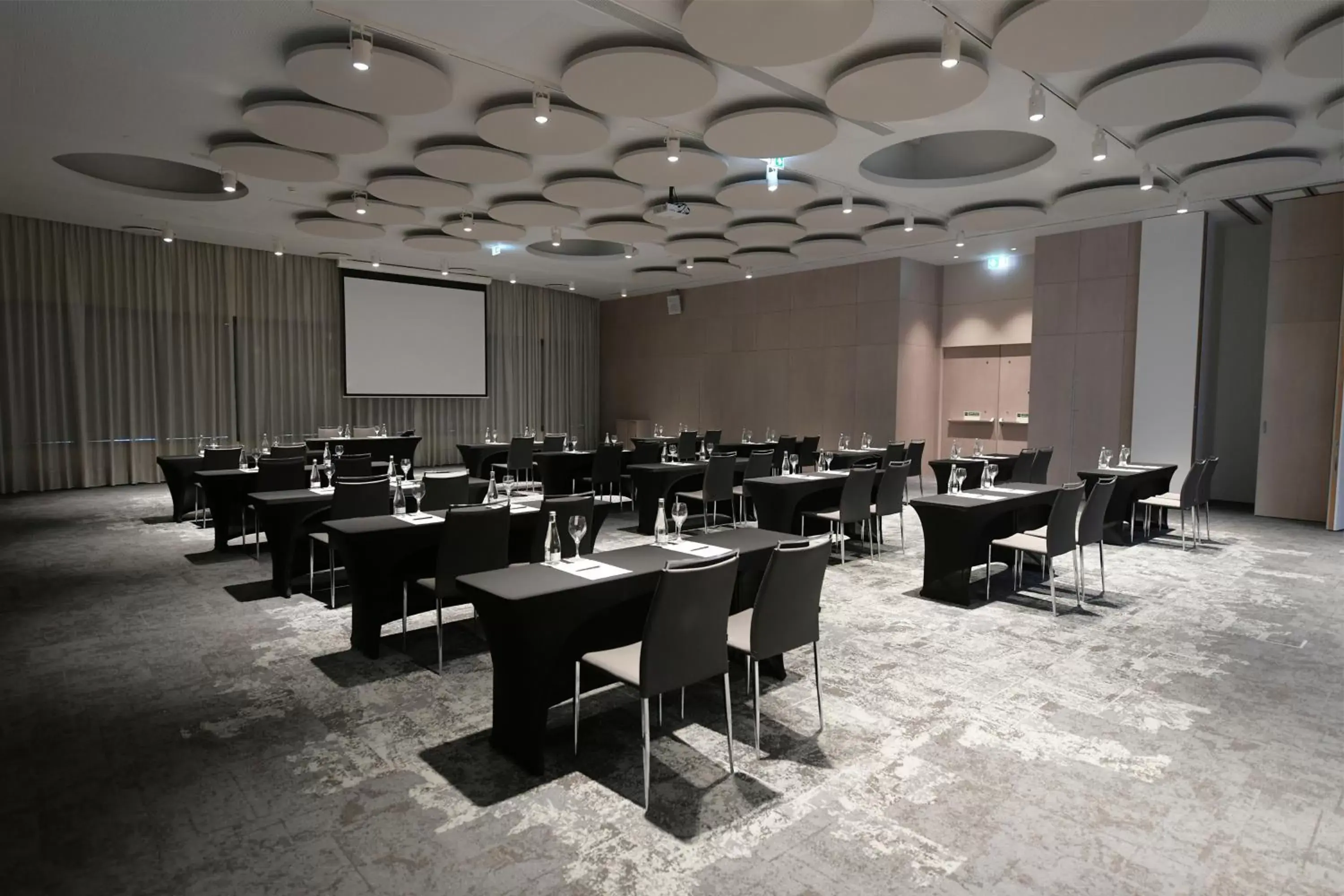 Meeting/conference room, Restaurant/Places to Eat in Eurostars Universal Lisboa