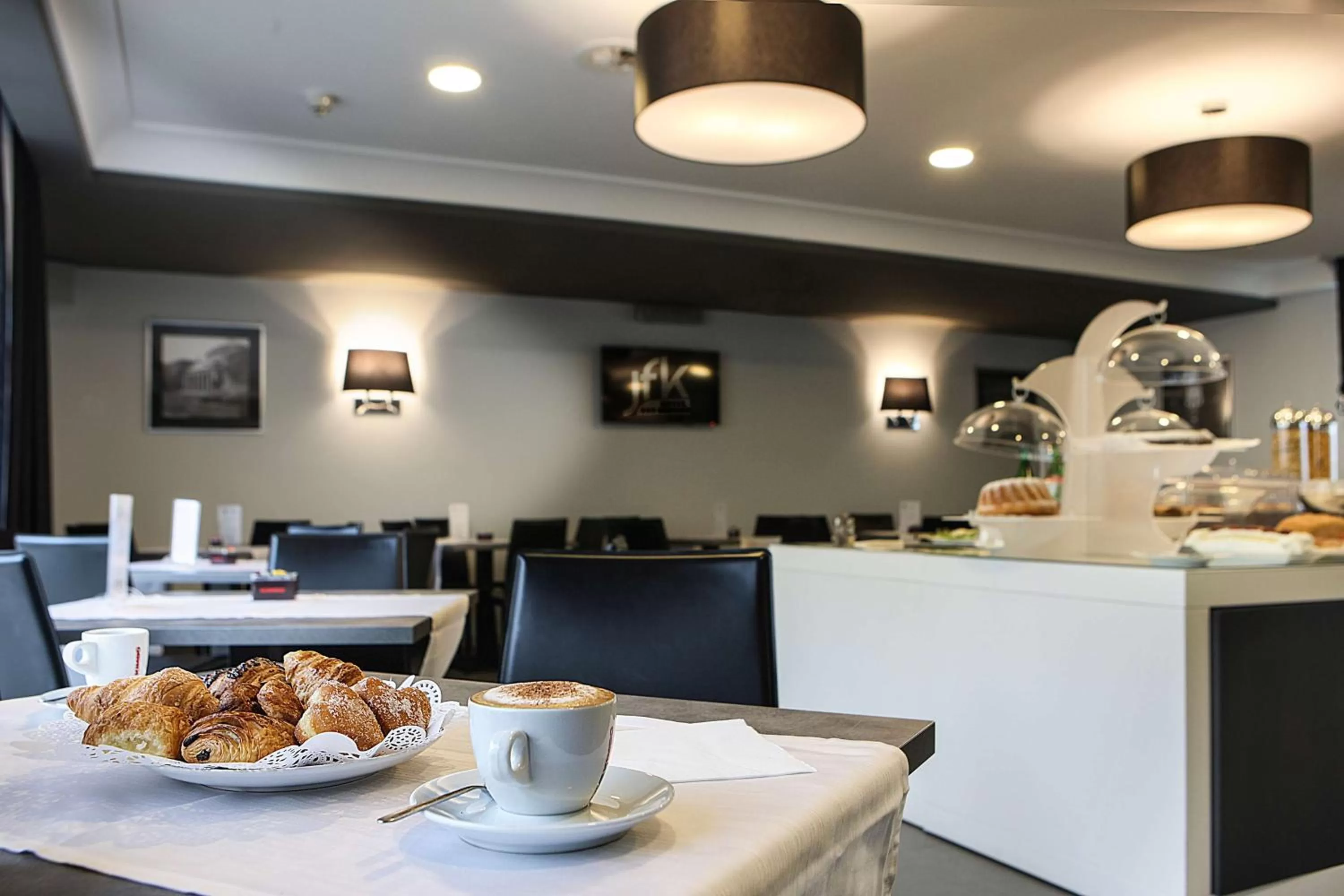 Restaurant/places to eat in Best Western JFK Hotel