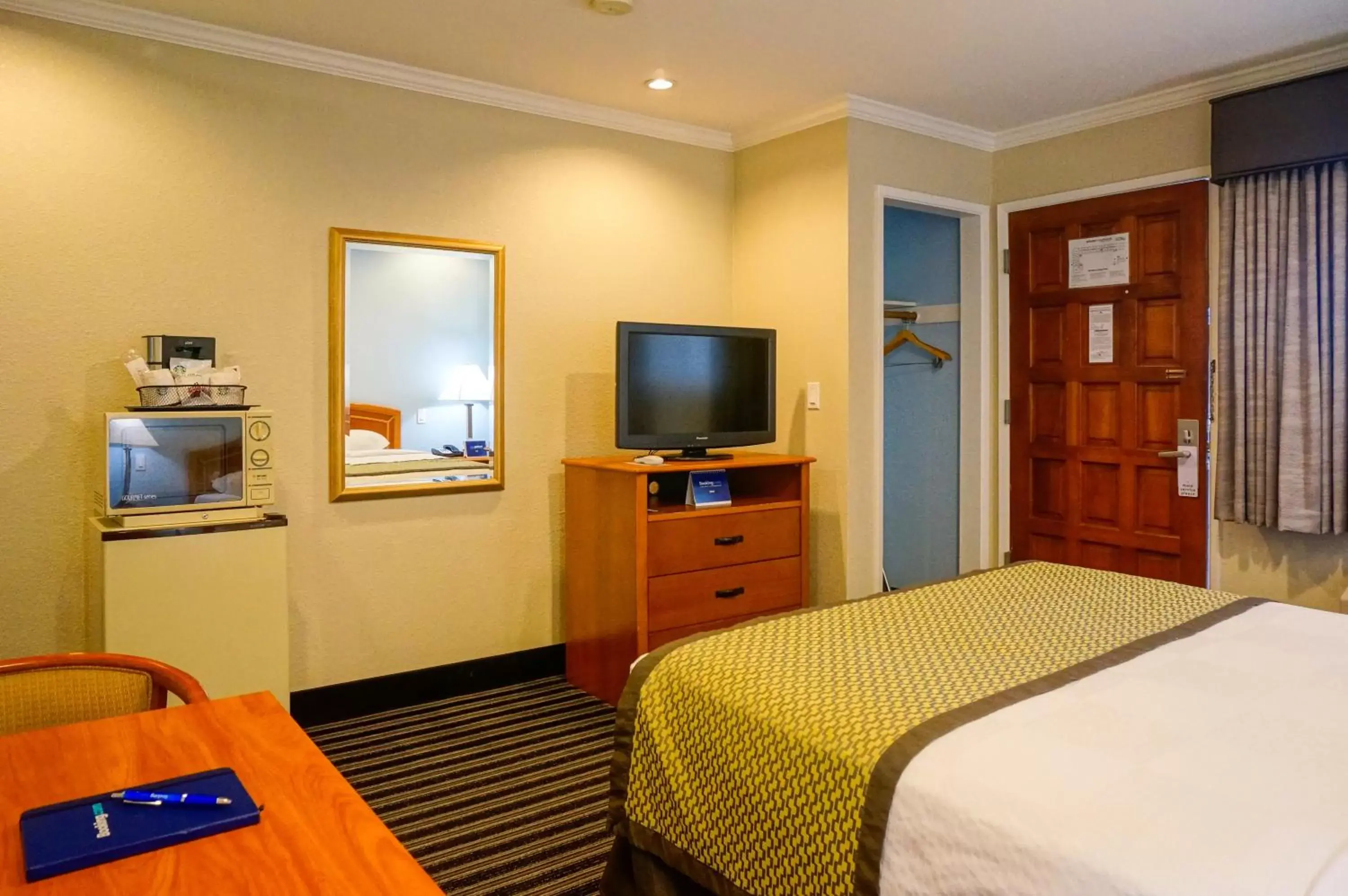 Bedroom, Bed in Hotel Parmani Near Stanford University Bedroom, Bed in Hotel Parmani Near Stanford University