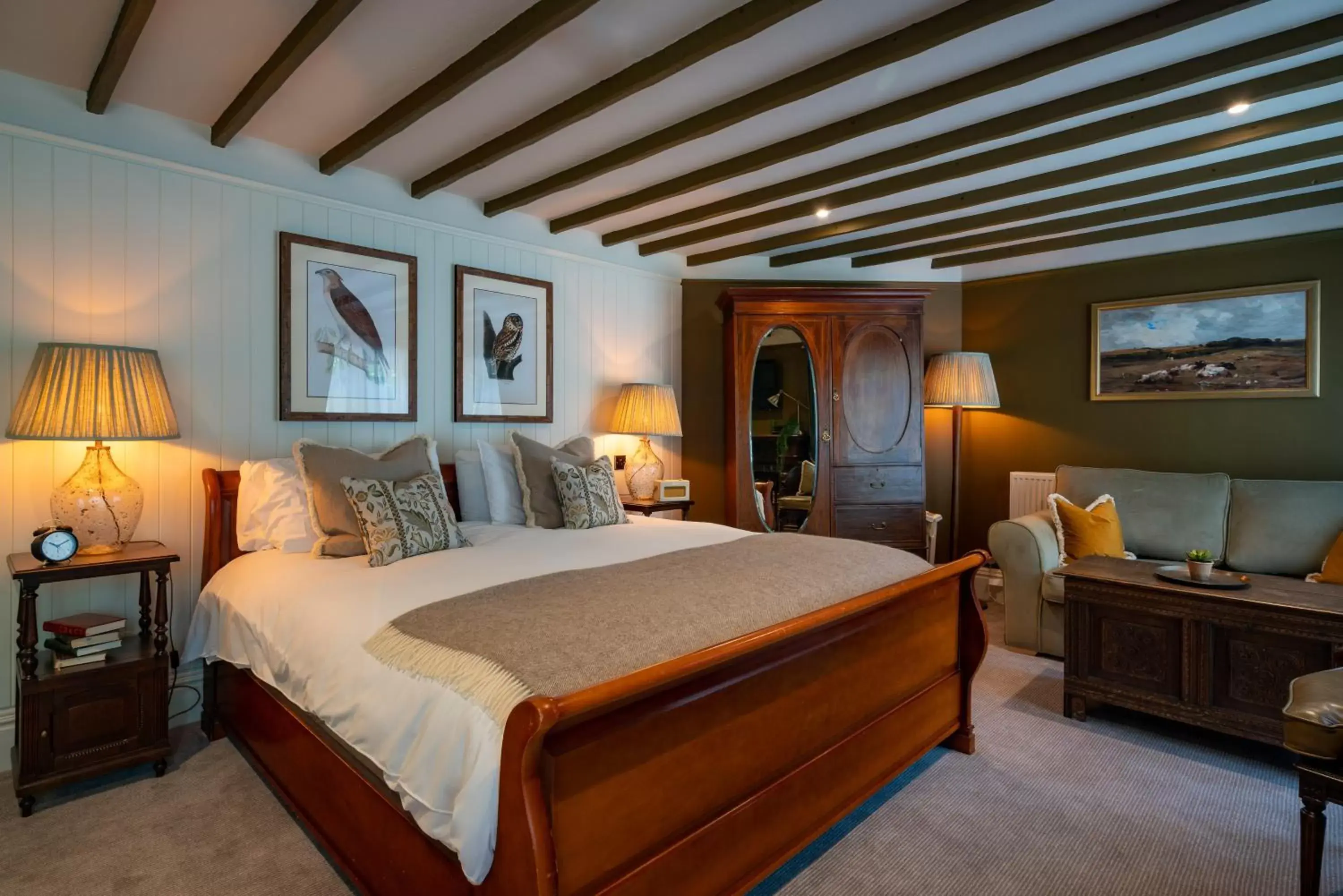 Seating area, Bed in High Corner Inn