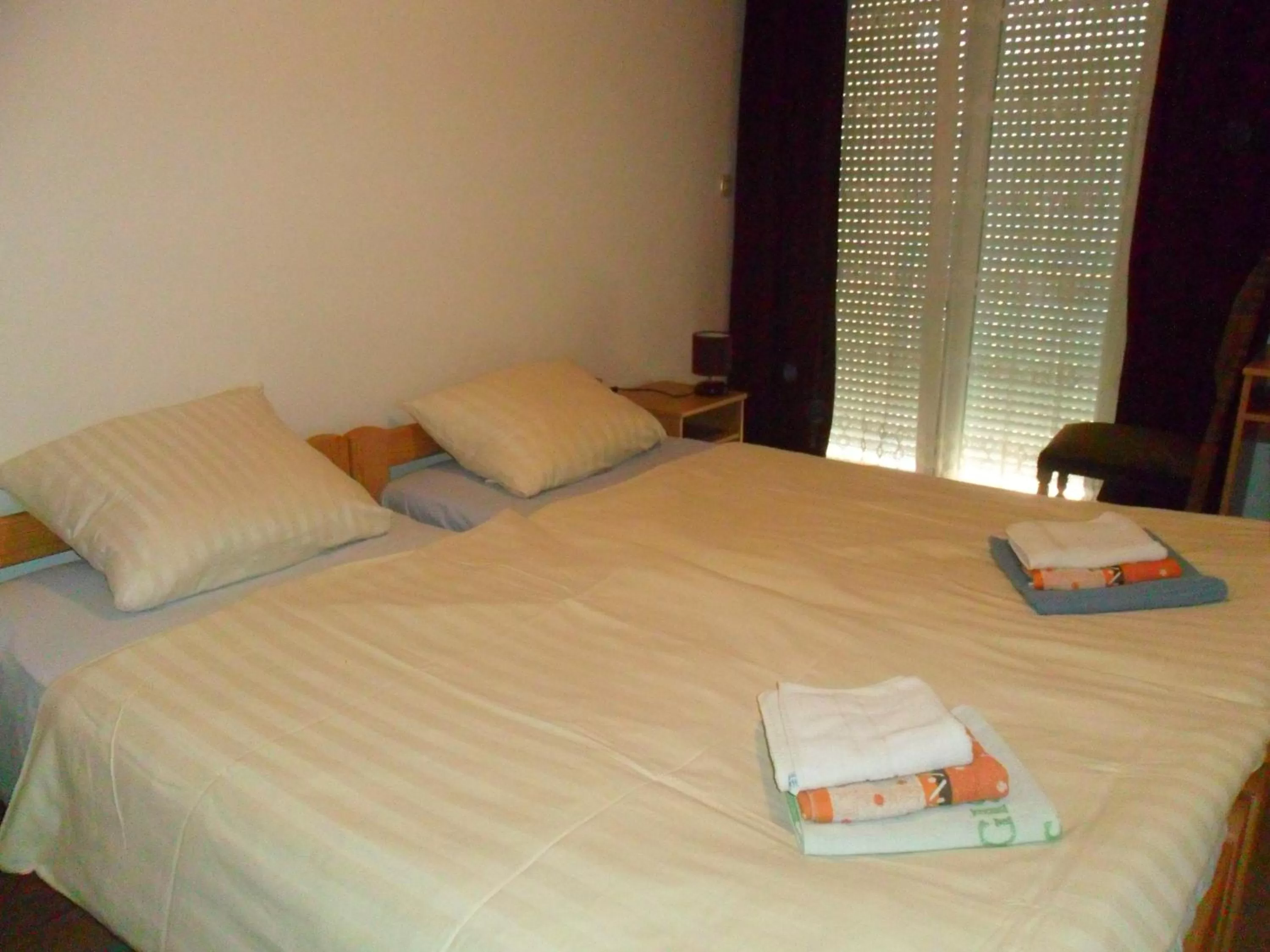 Photo of the whole room, Bed in Sobe u kucanstvu MBM