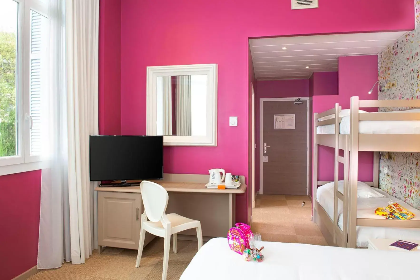 Bedroom, TV/Entertainment Center in Best Western Hotel Matisse