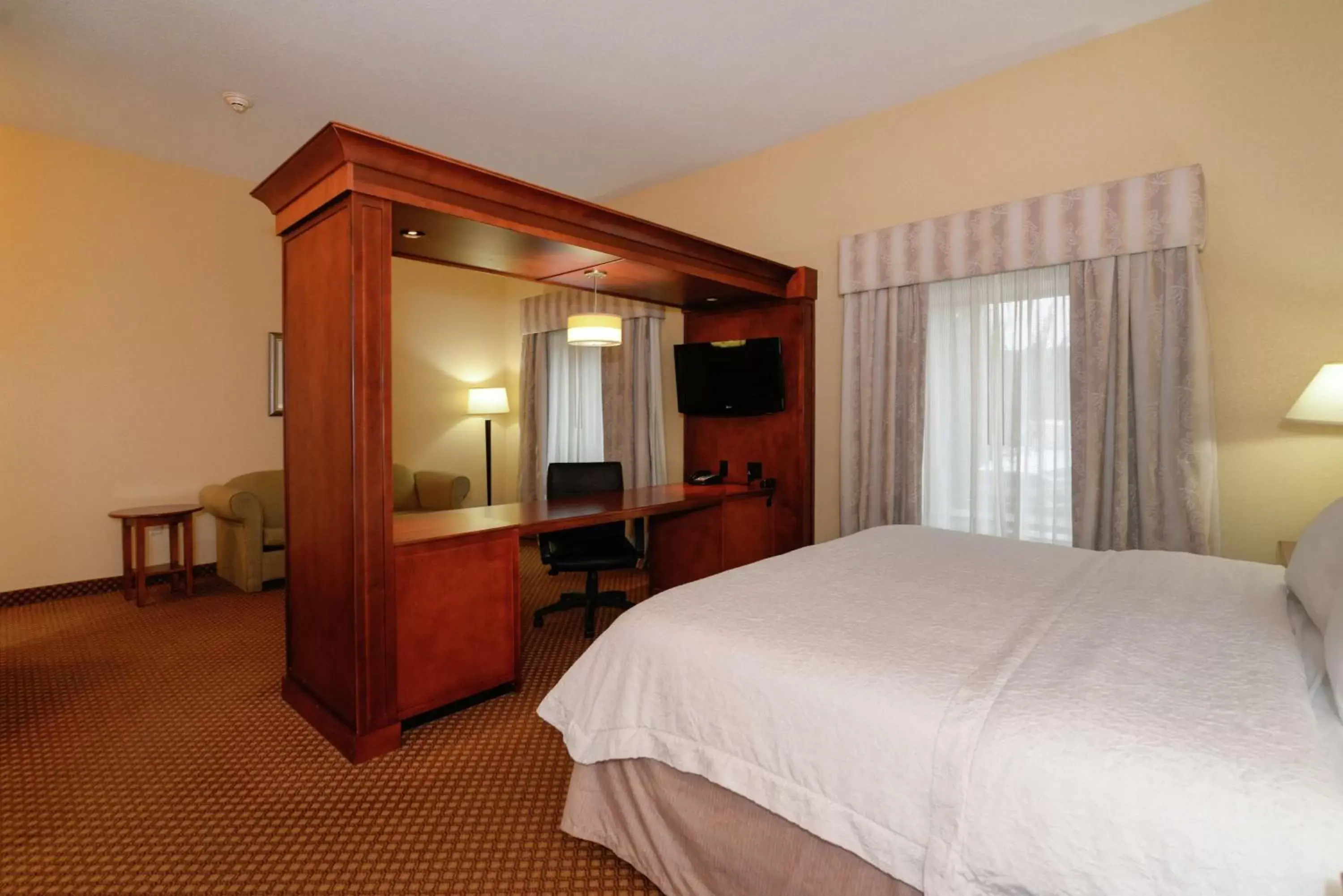 Bedroom, Bed in Hampton Inn & Suites Detroit/Chesterfield