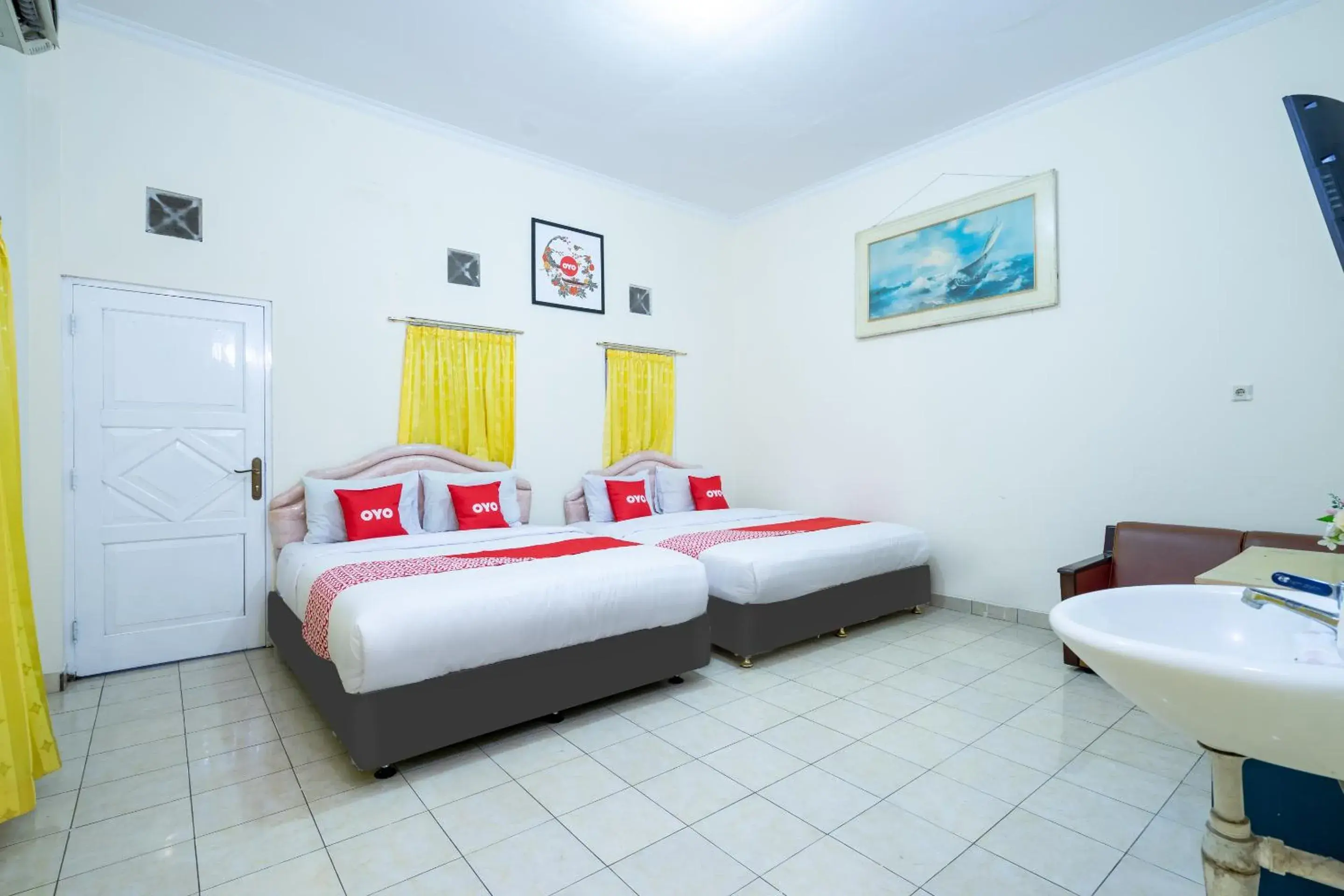 Bedroom, Bed in OYO 1962 Anugerah Wisata Hotel