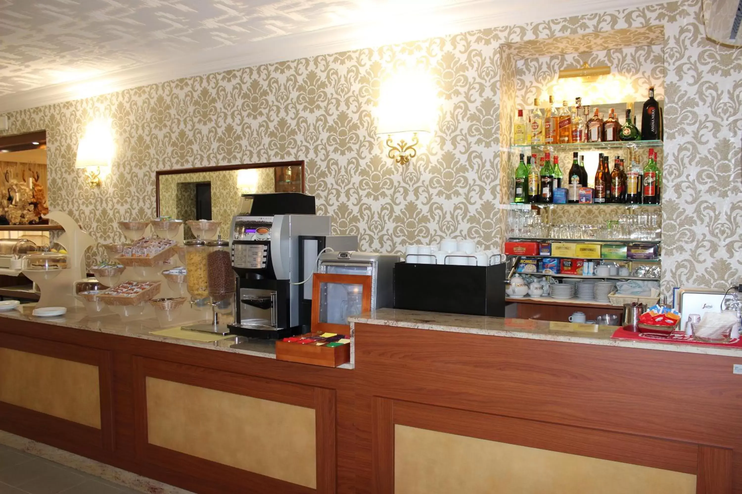 Breakfast, Lounge/Bar in Hotel Nespolo D'Oro