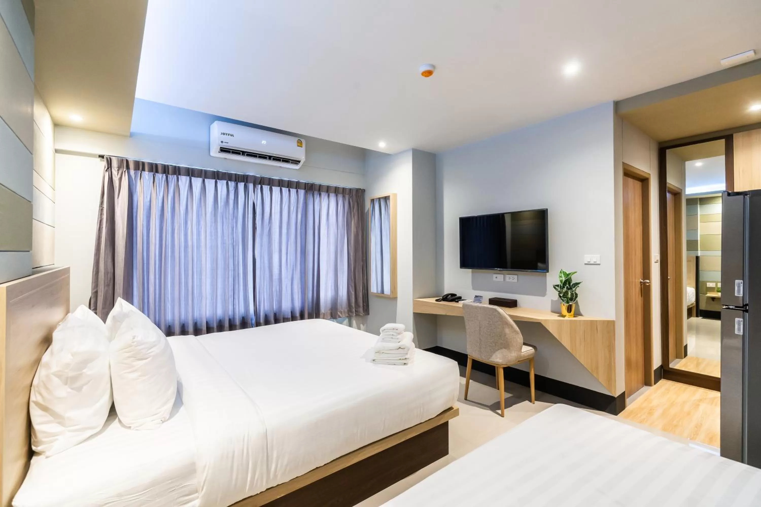 Communal lounge/ TV room, Bed in Hi Sotel Victory Monument