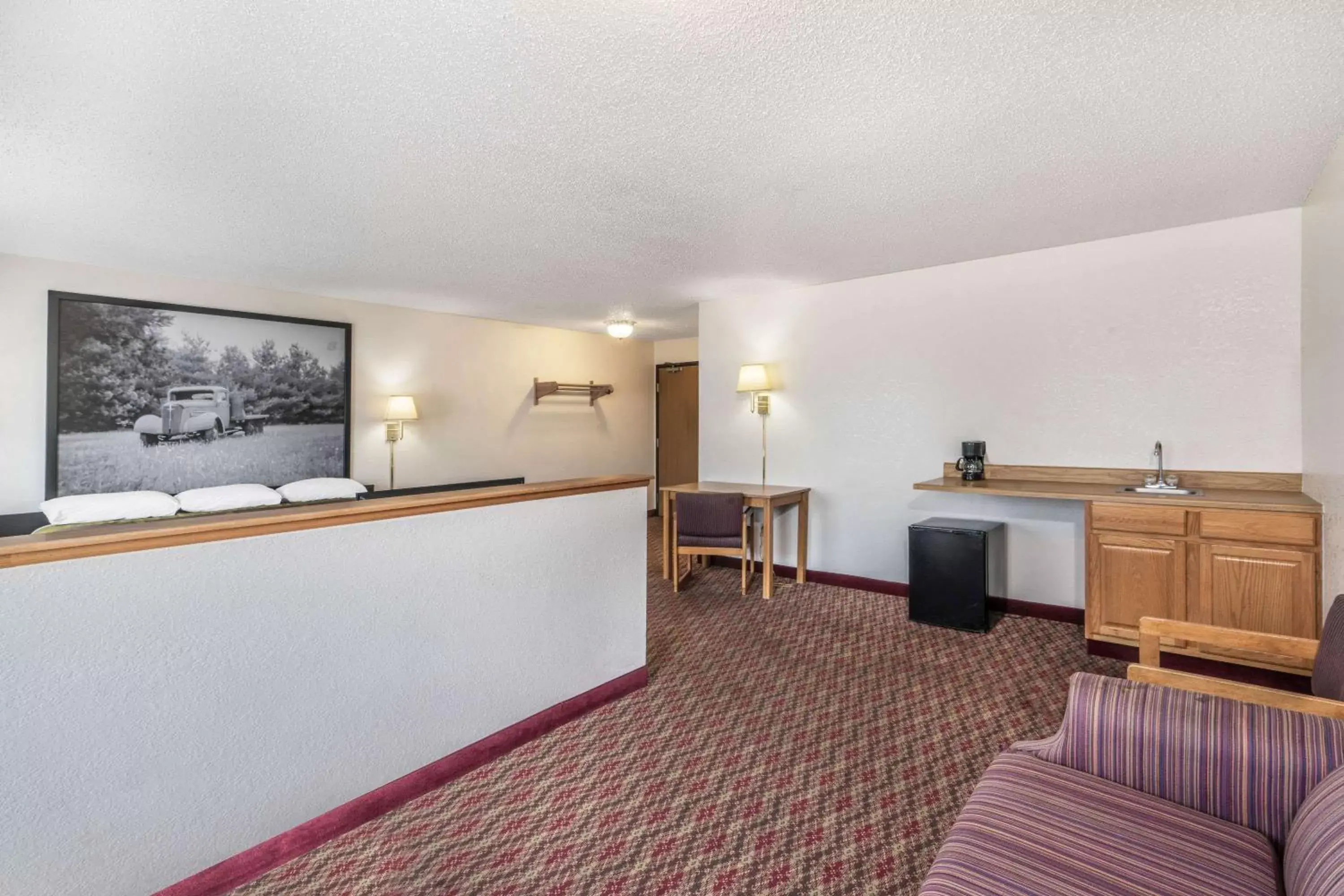 Photo of the whole room in Super 8 by Wyndham Fountain