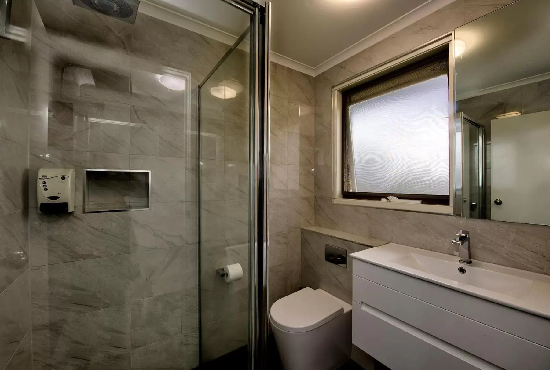 Shower, Bathroom in Frankston Motel