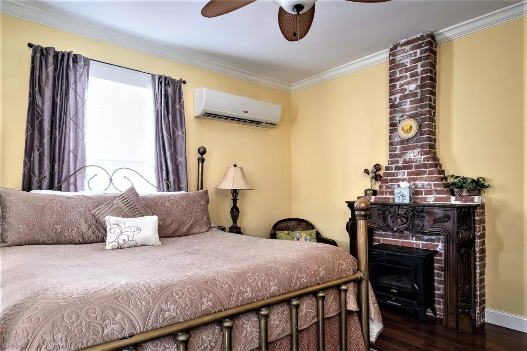 Superior King Suite - Victorian House in Casa De Solana & Victorian House Bed and Breakfast