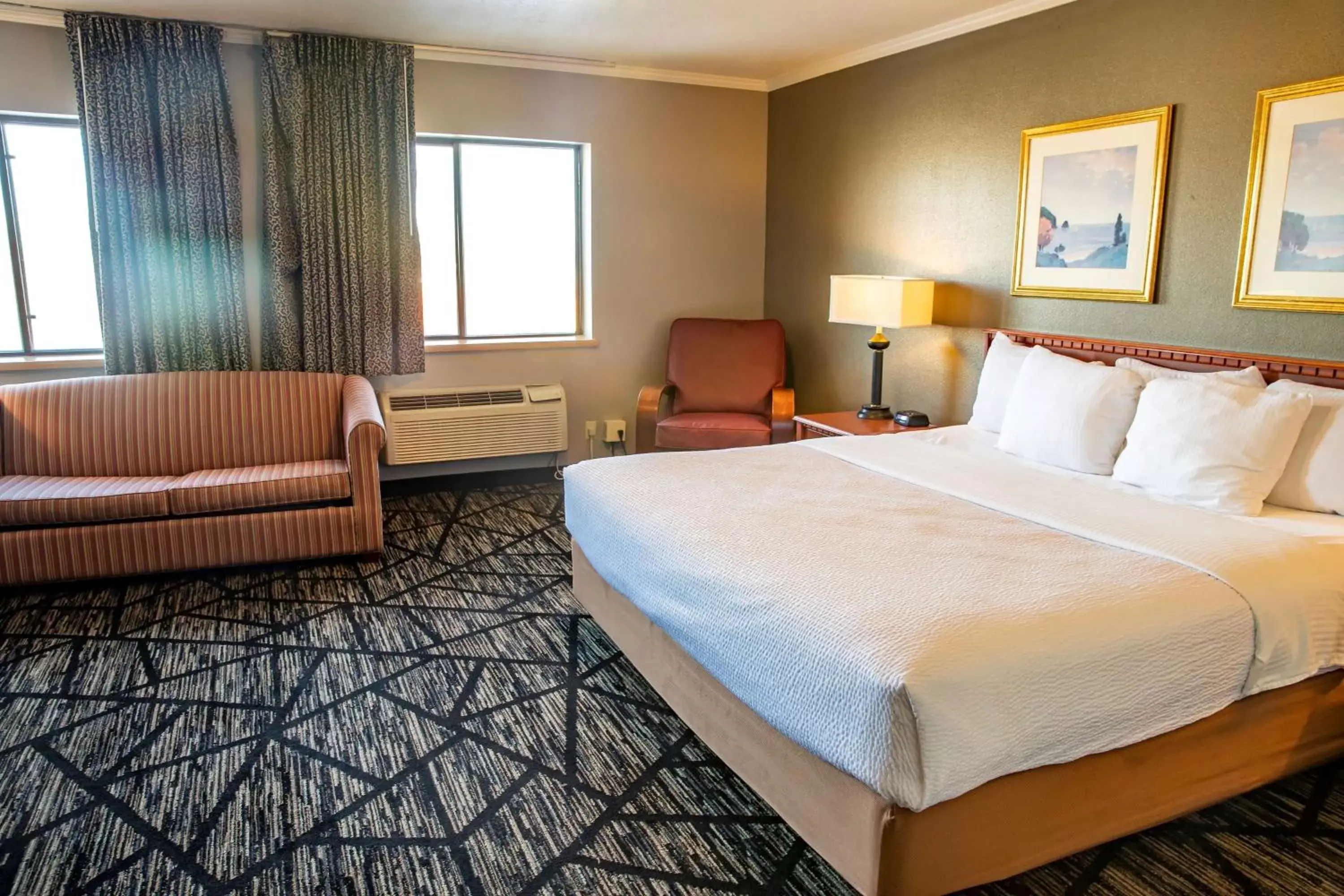 Photo of the whole room, Bed in La Quinta Inn by Wyndham Milwaukee Airport / Oak Creek
