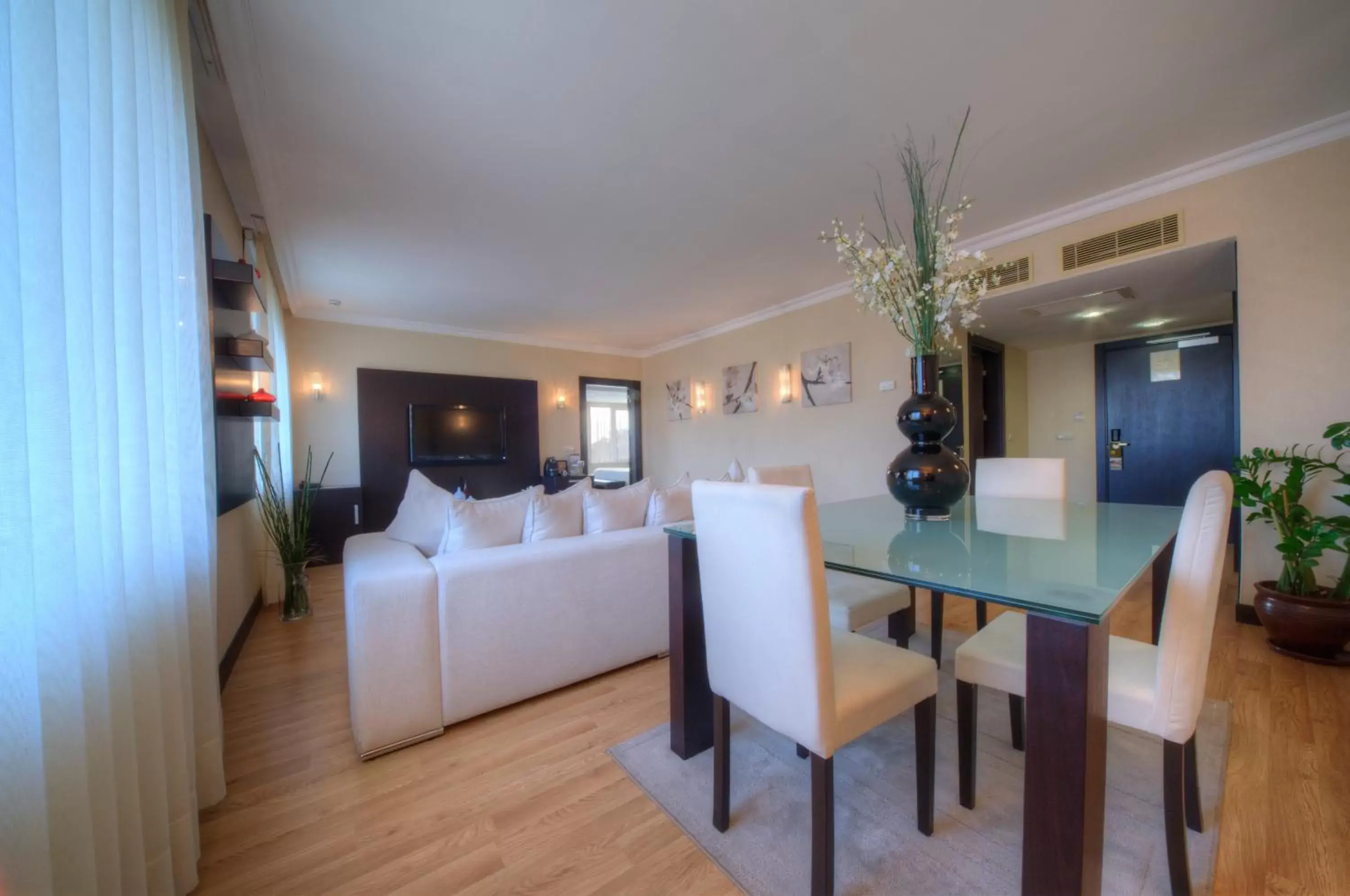 Living room, Dining Area in Eresin Hotels Topkapi