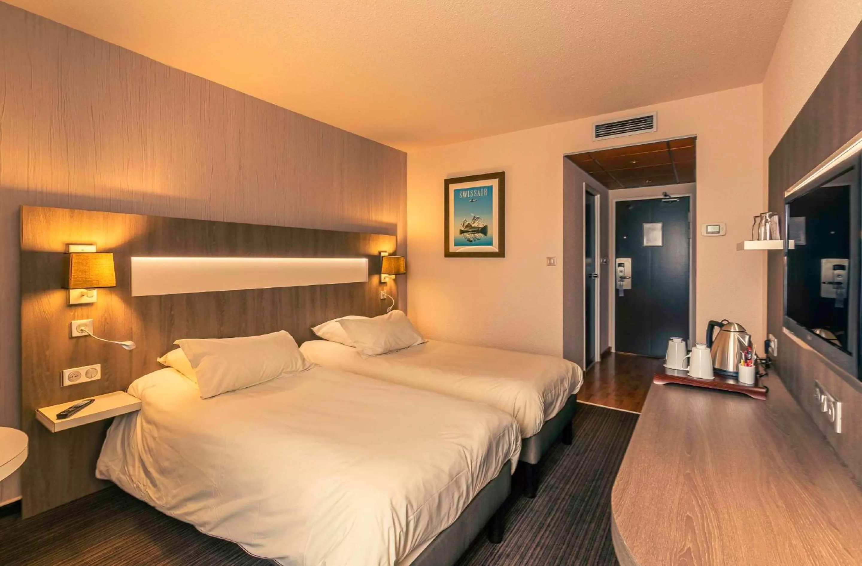 Bedroom, Bed in Best Western Marseille Aeroport