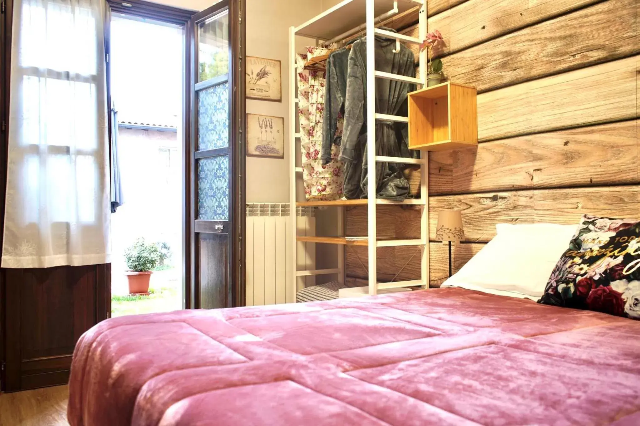 Photo of the whole room, Bed in La Casa Di Campagna Sul Garda