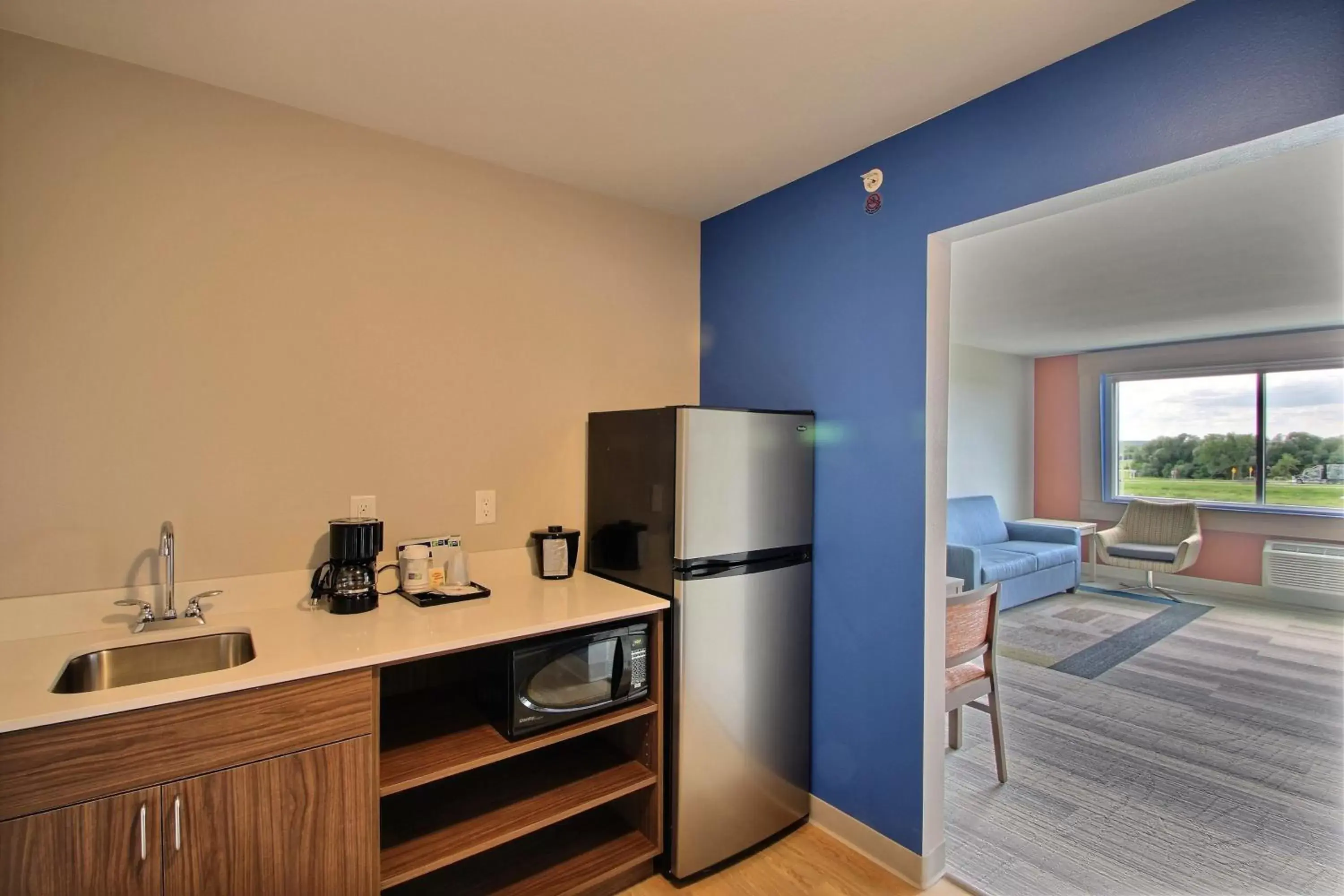 Photo of the whole room, Kitchen/Kitchenette in Holiday Inn Express & Suites Fond Du Lac, an IHG Hotel