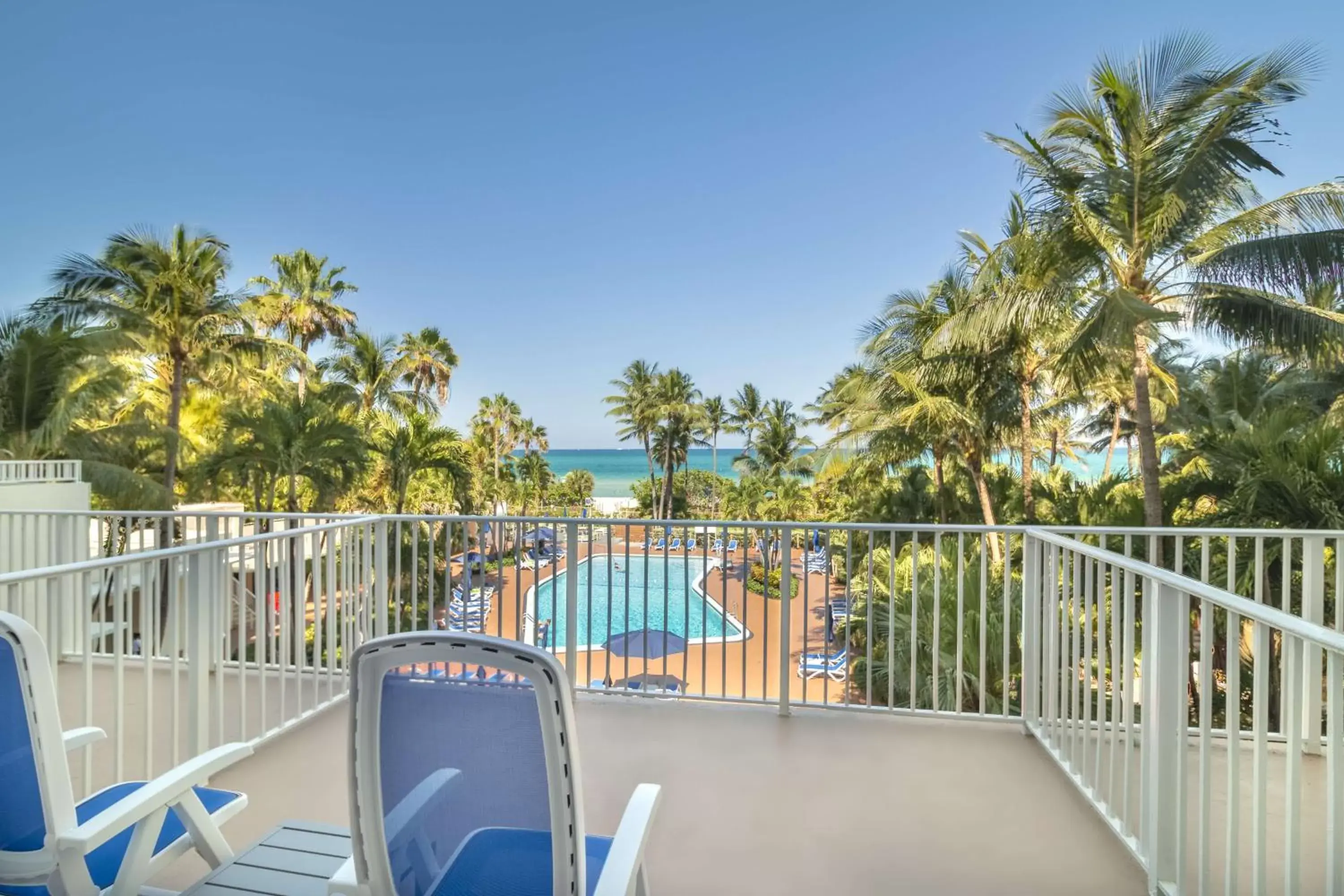 View (from property/room), Balcony/Terrace in Radisson Resort Miami Beach