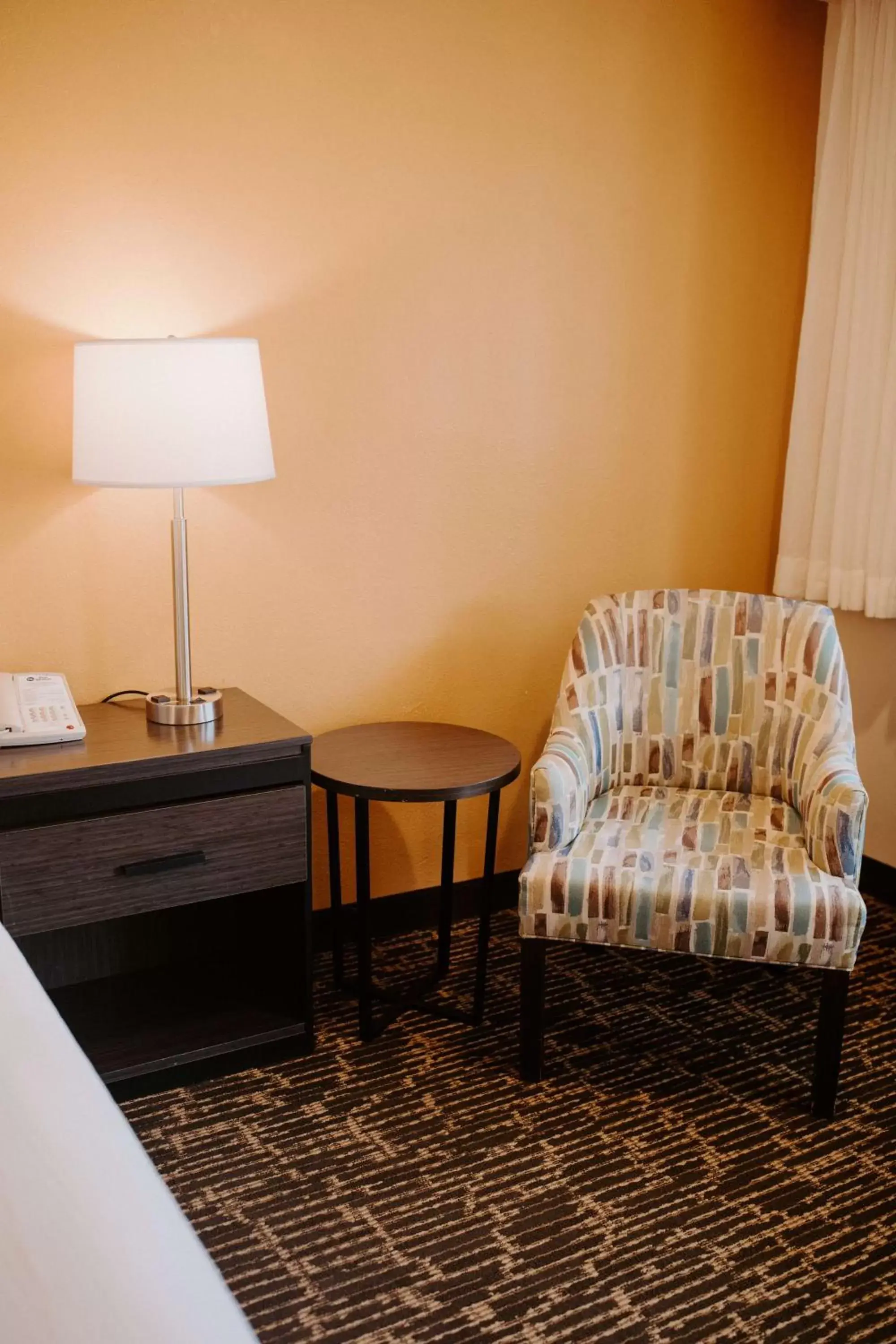 Bedroom, Seating Area in Best Western Sonoma Winegrower's Inn