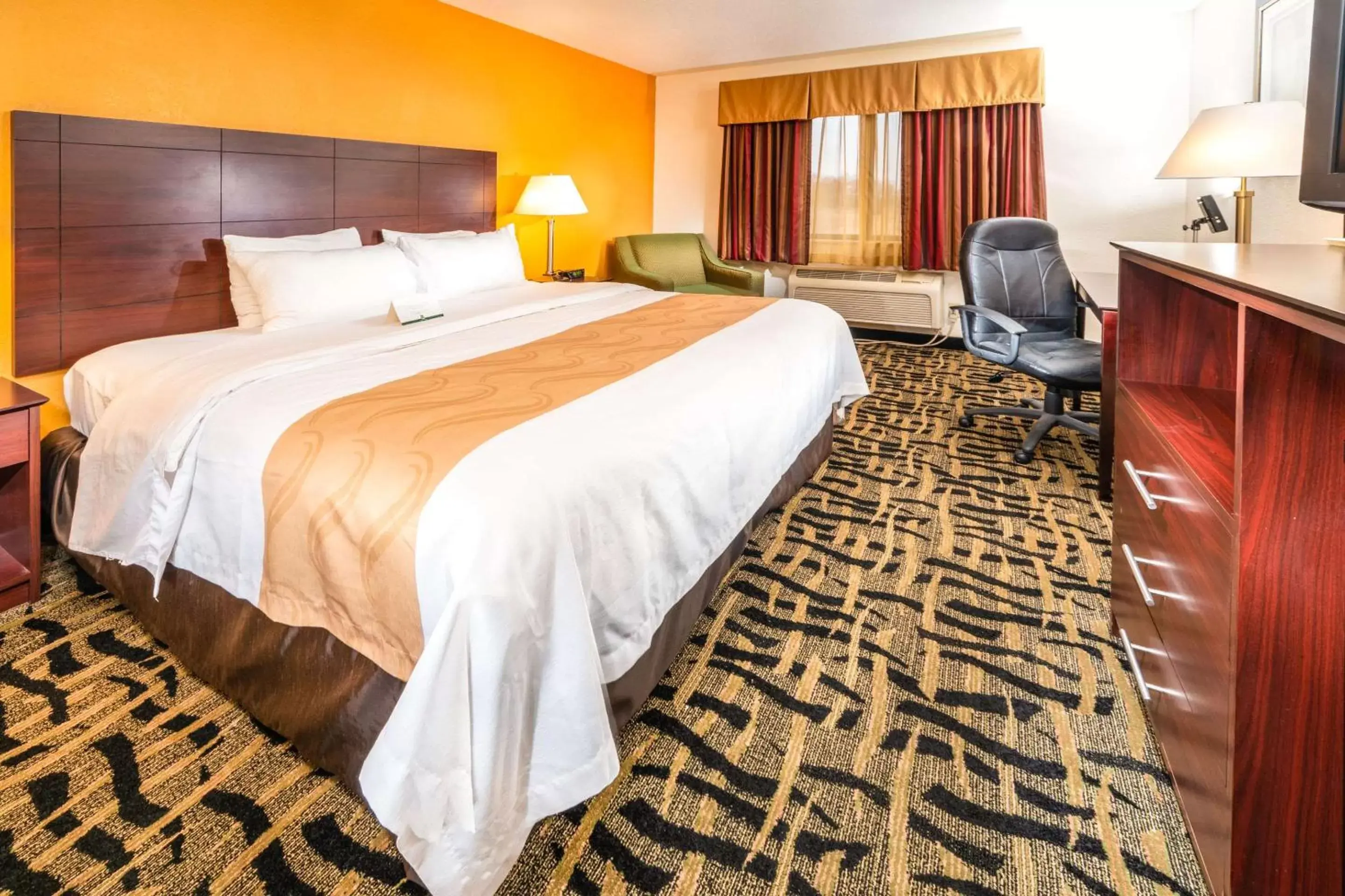 Photo of the whole room, Bed in Quality Inn & Suites