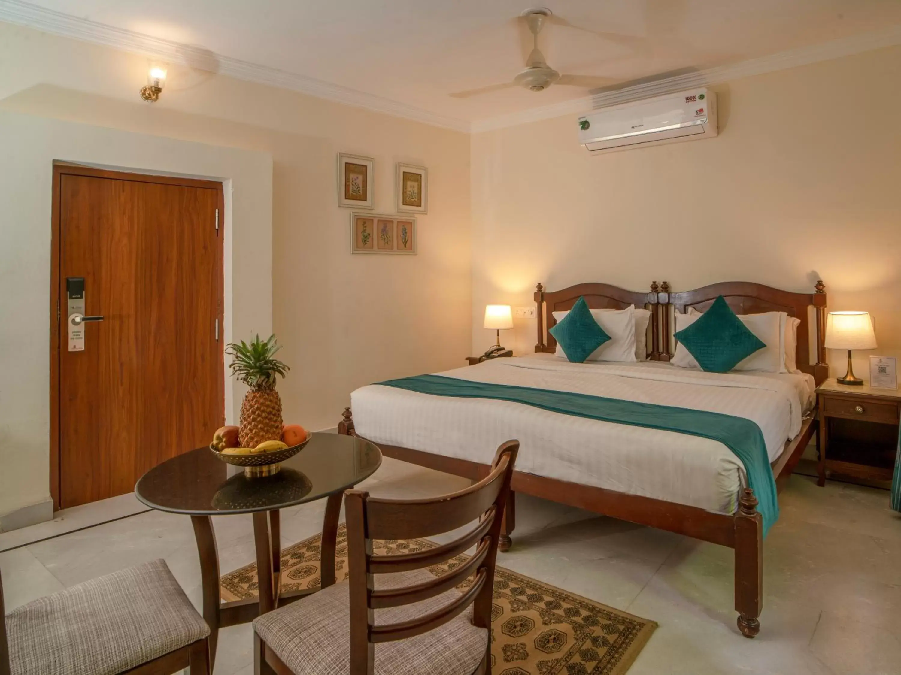 Bed in Swaroop Vilas - Lake Facing Boutique Hotel