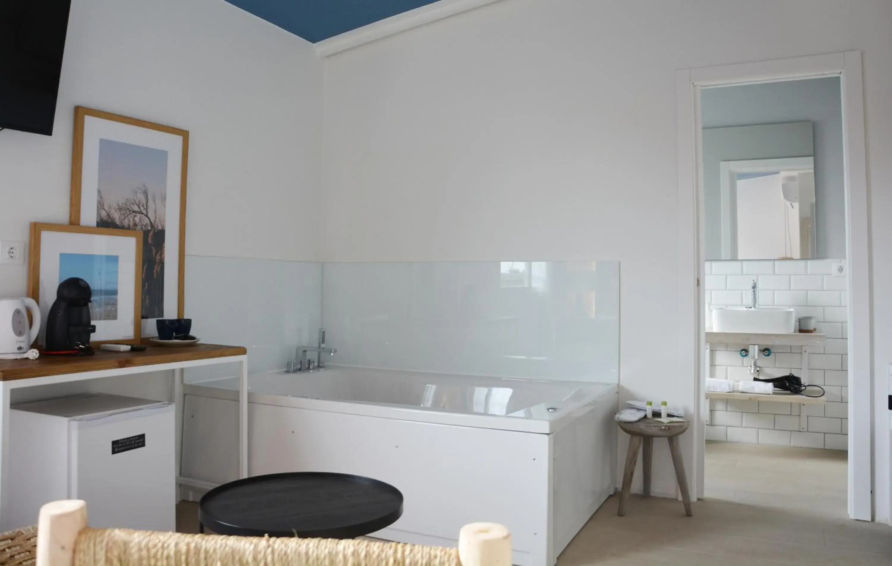 Hot Tub, Bathroom in You & Co. Saler Beach boutique