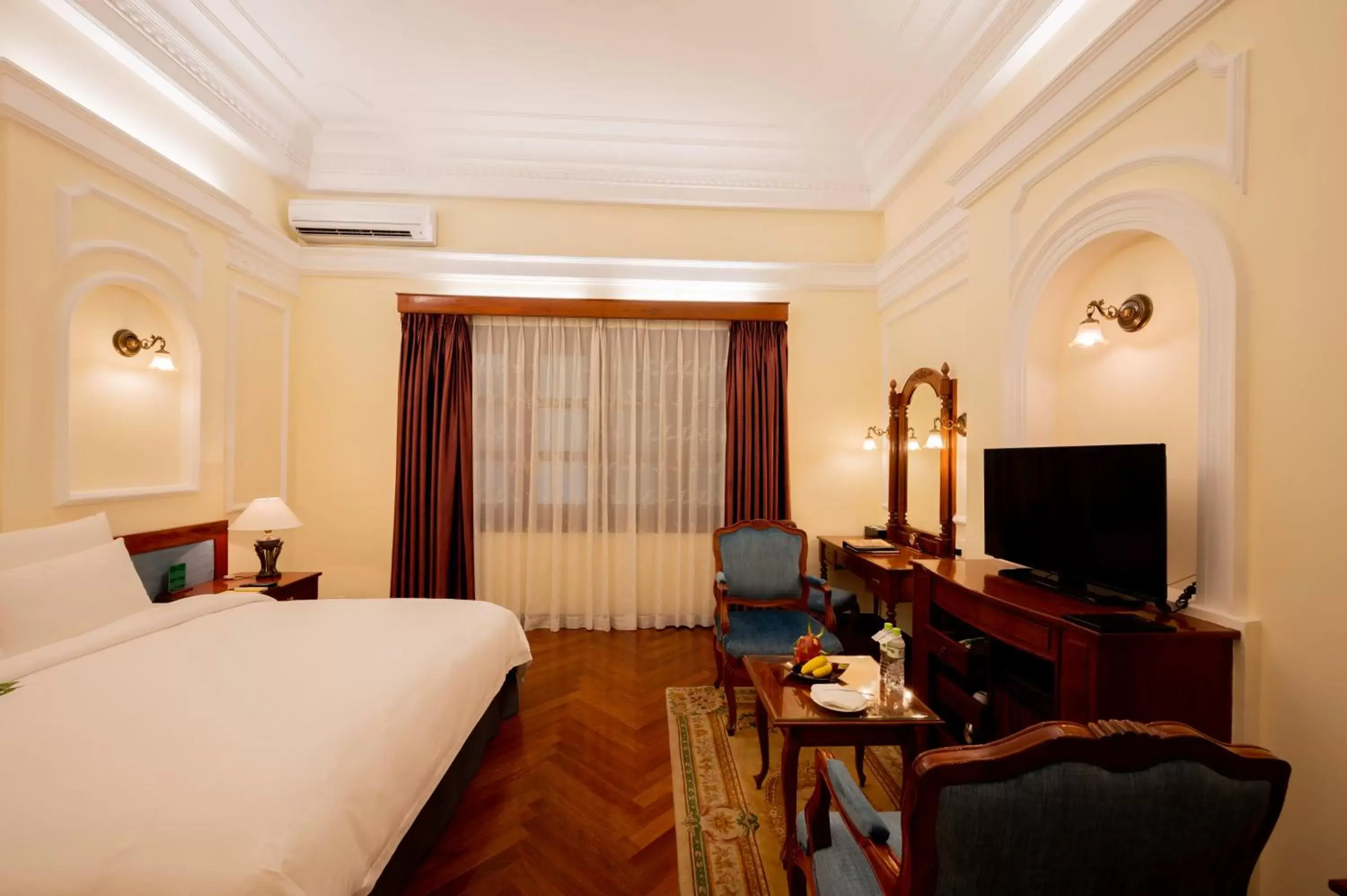 Living room, TV/Entertainment Center in Hotel Majestic Saigon