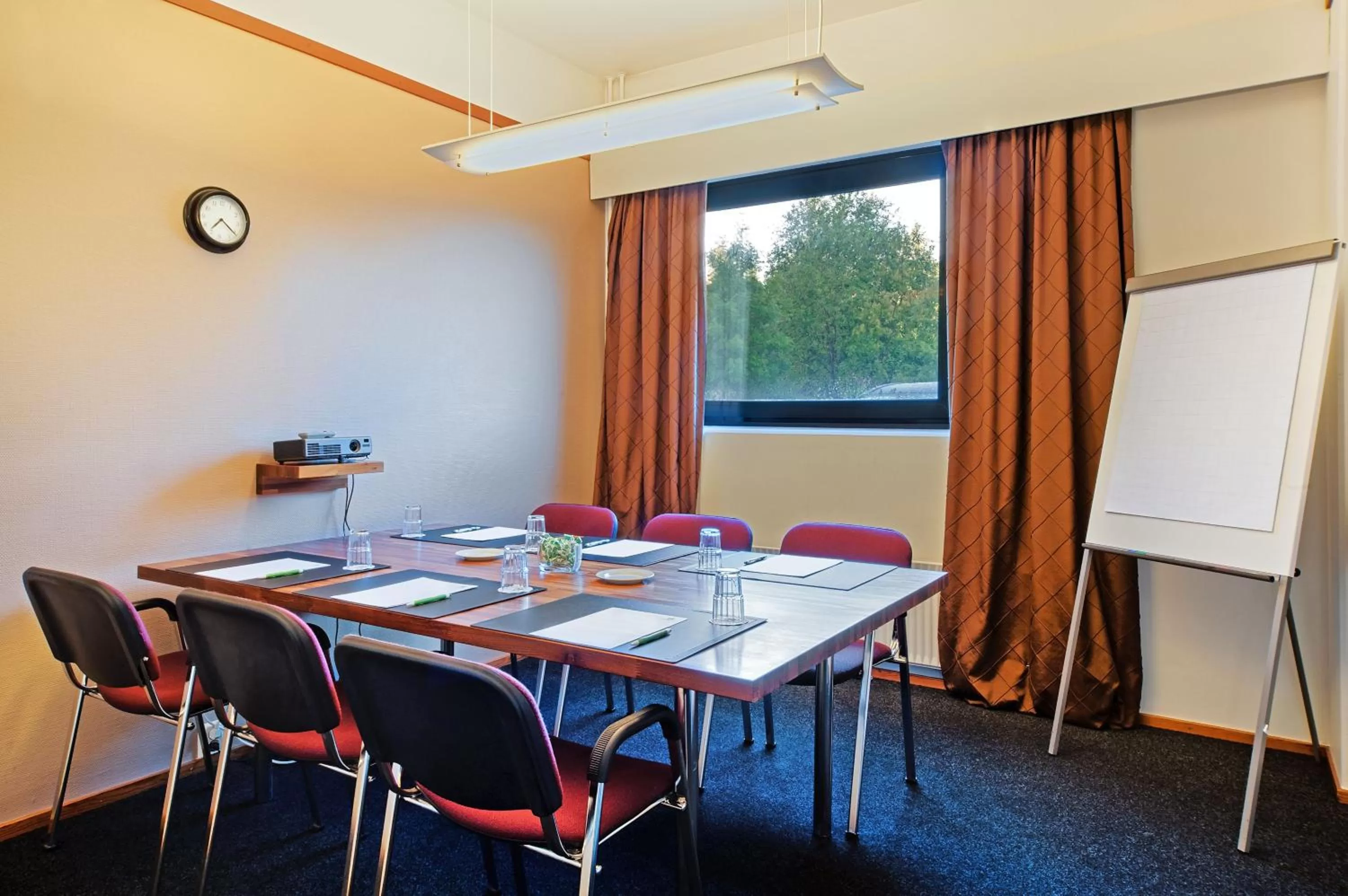 Meeting/conference room in Holiday Inn Helsinki-Vantaa Airport by IHG