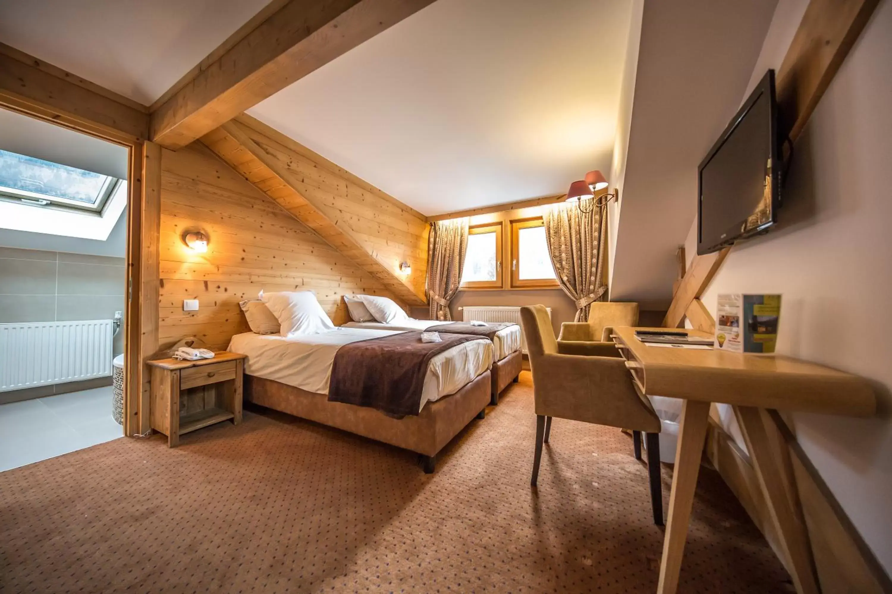 Photo of the whole room, Bed in Les Gourmets - Chalet Hotel