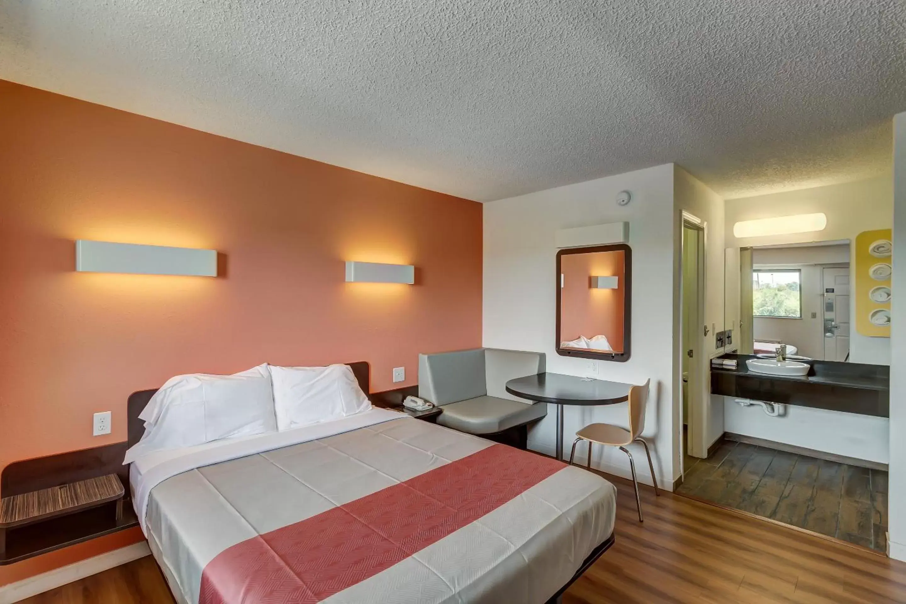 Queen Room - Non-Smoking in Motel 6-Berea, KY Queen Room - Non-Smoking in Motel 6-Berea, KY